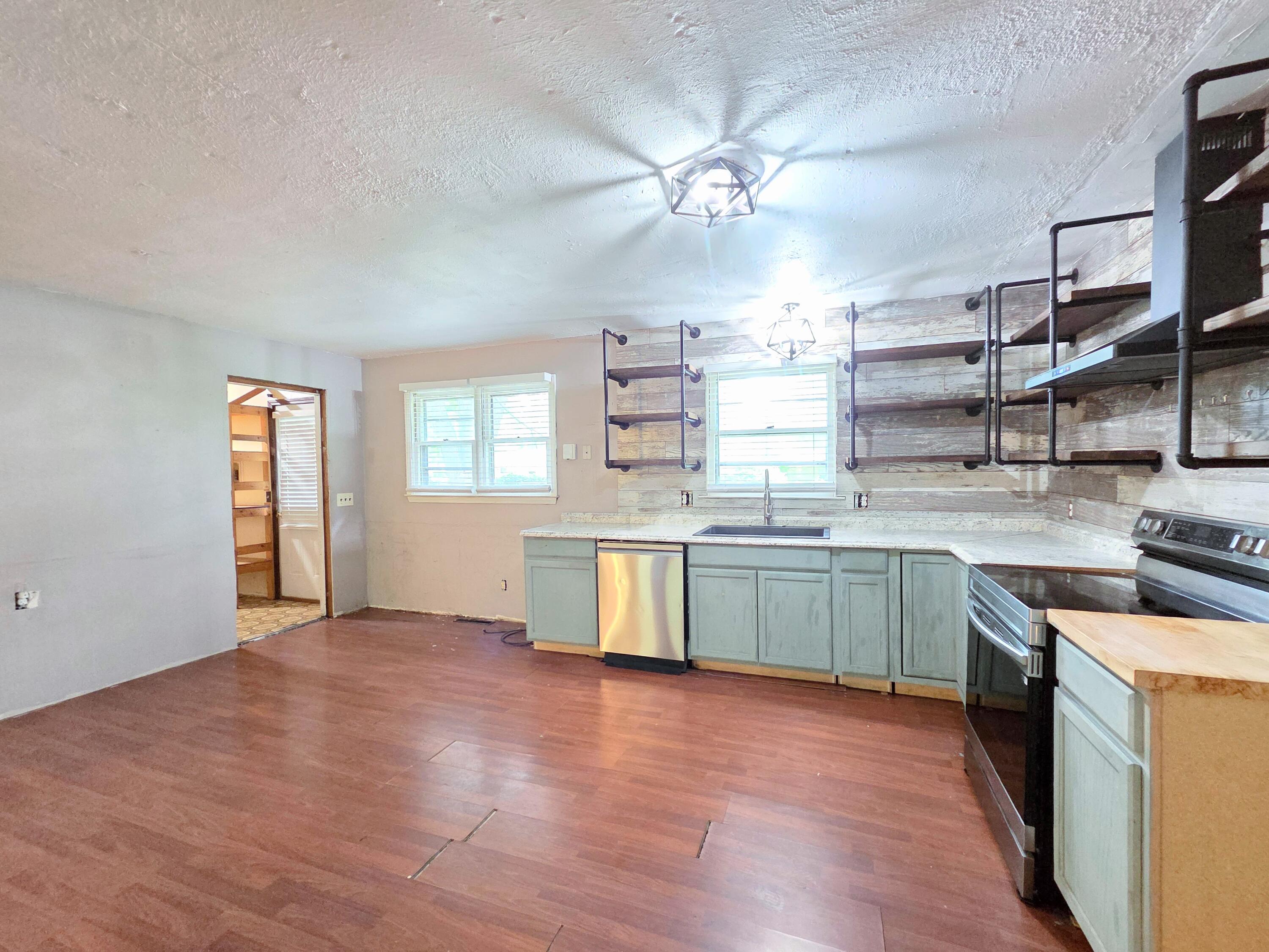 210 South Drenda Avenue Property Photo 23
