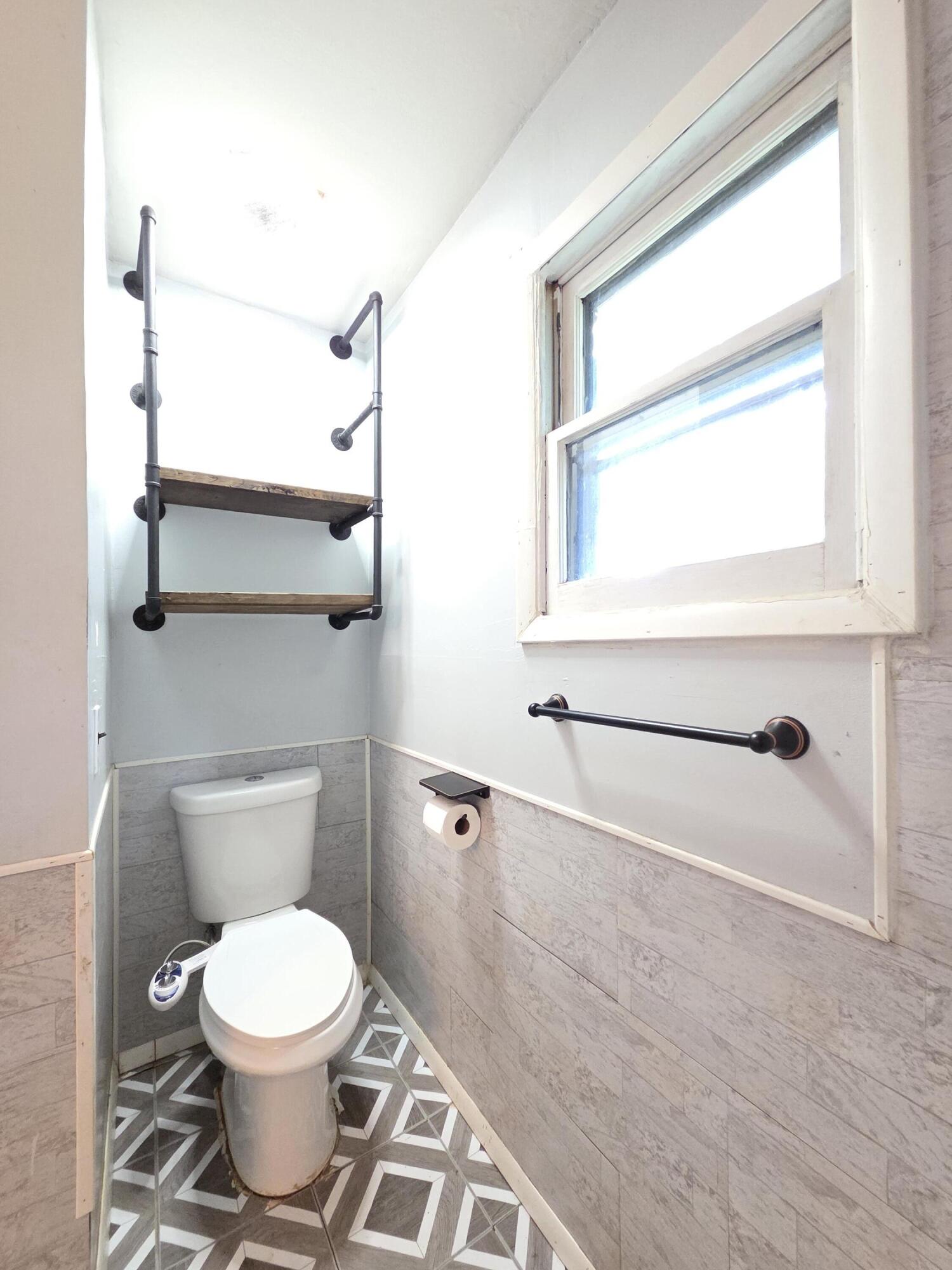 210 South Drenda Avenue Property Photo 28