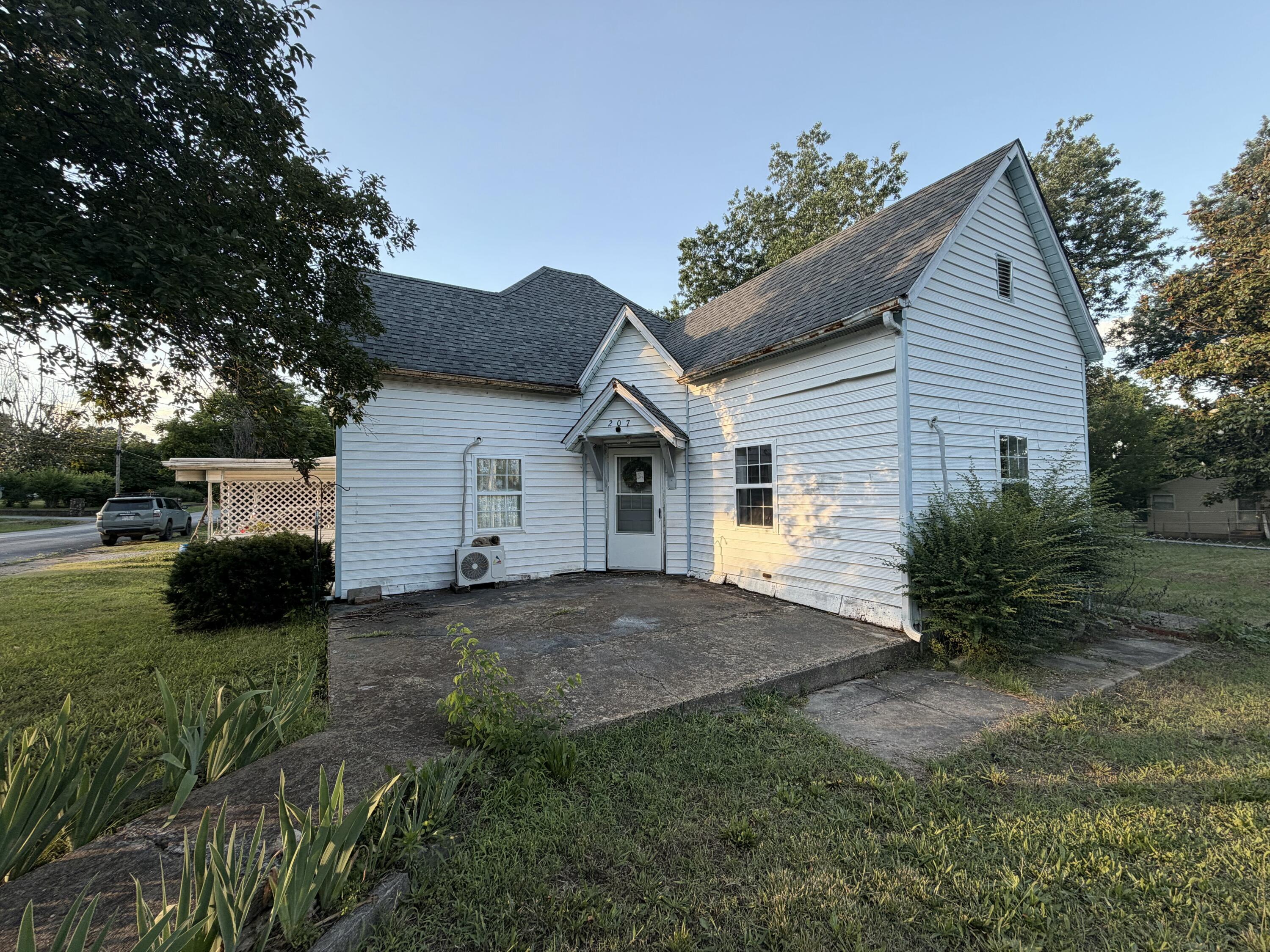 207 Broadway Street Property Photo 2