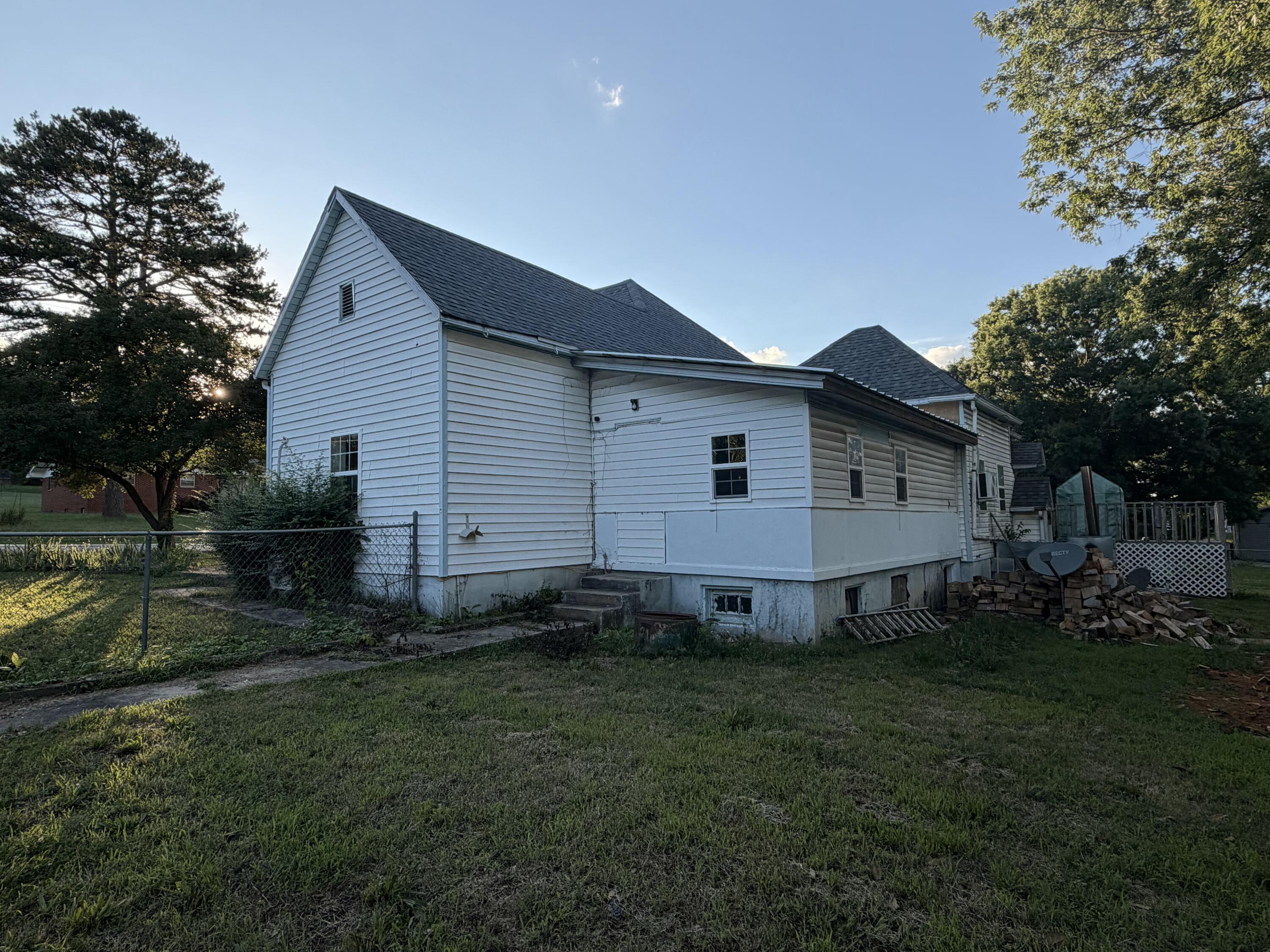 207 Broadway Street Property Photo 4
