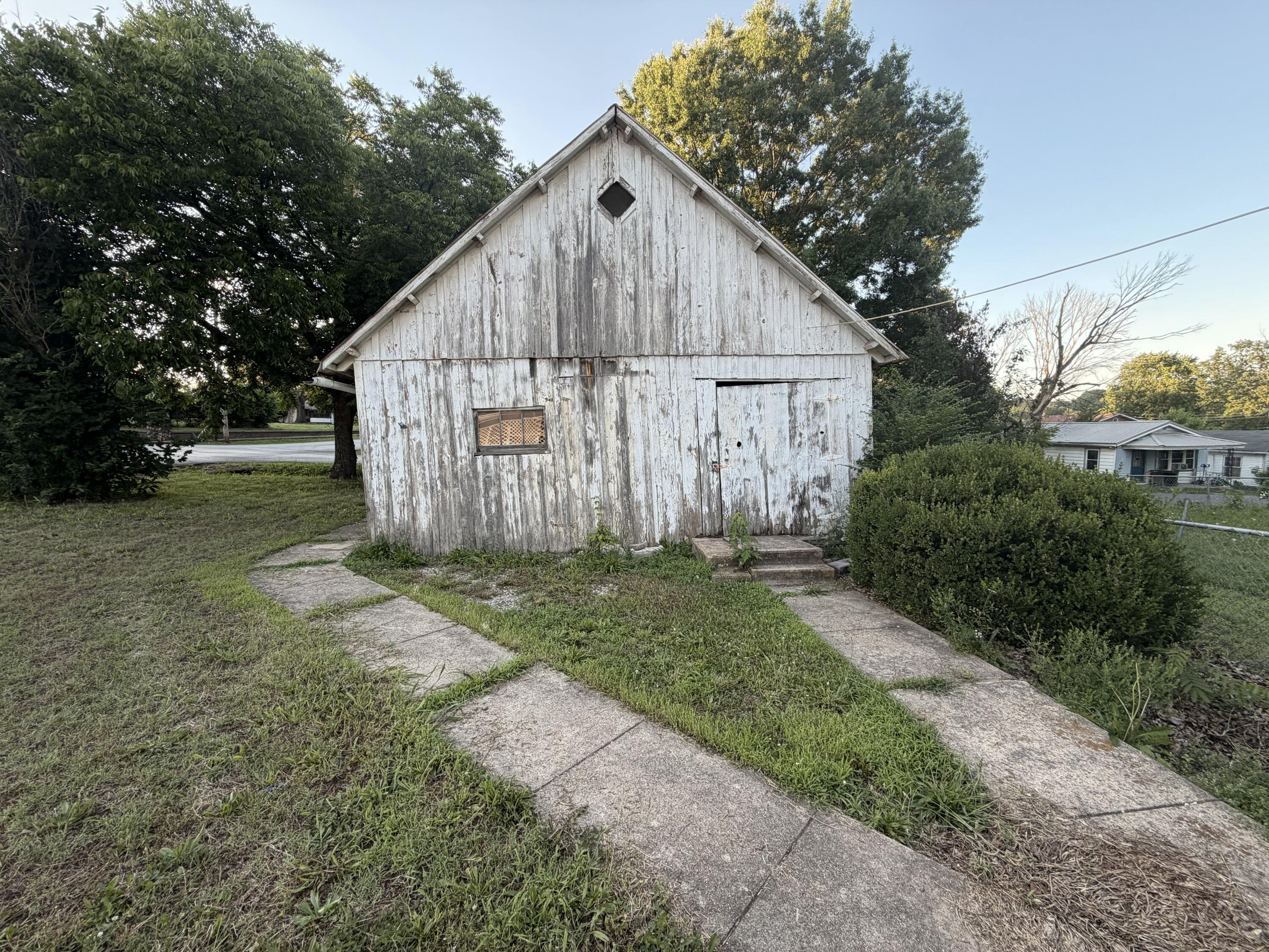 207 Broadway Street Property Photo 8