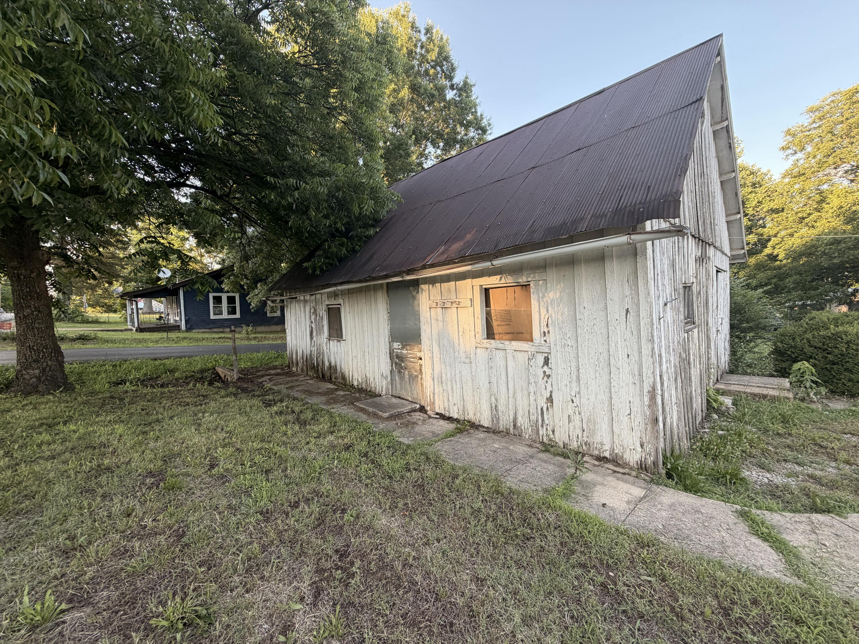207 Broadway Street Property Photo 9