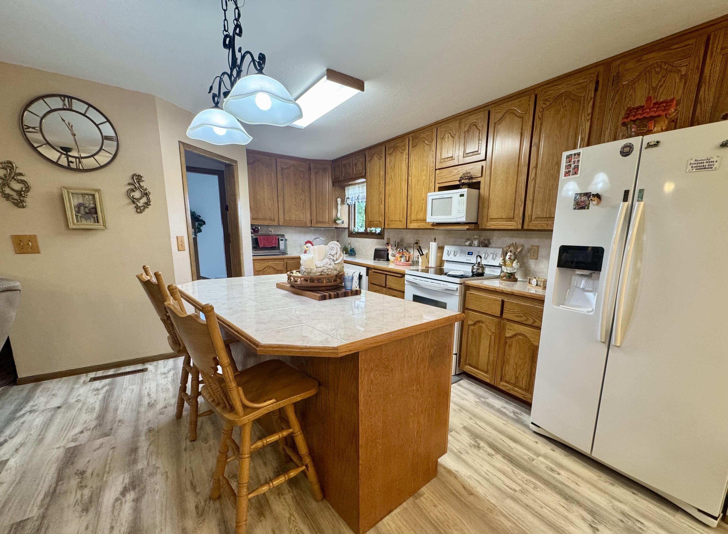 12459 Farm Road 1015 Property Photo 33