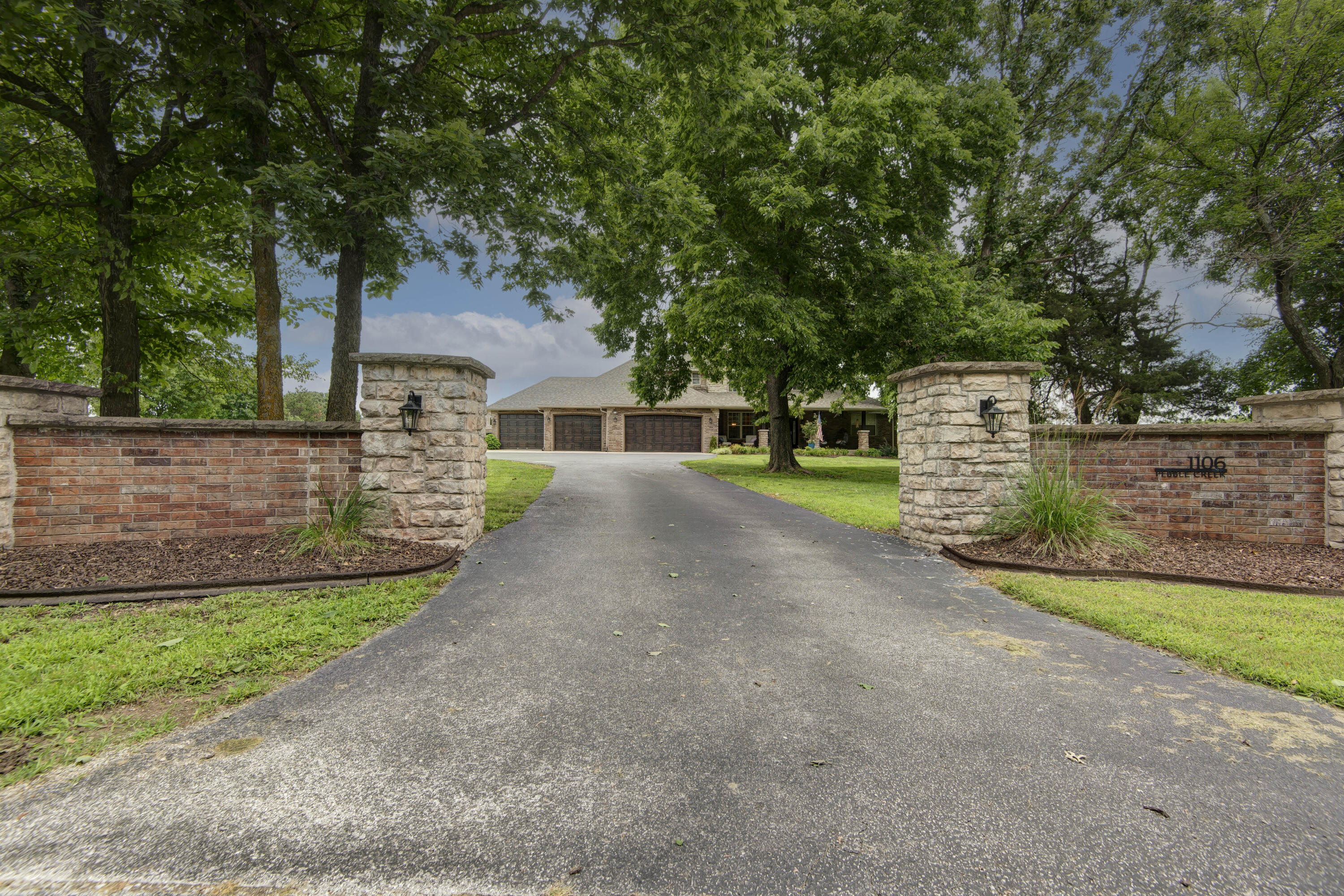 1106 North Pebble Creek Drive Property Photo 1
