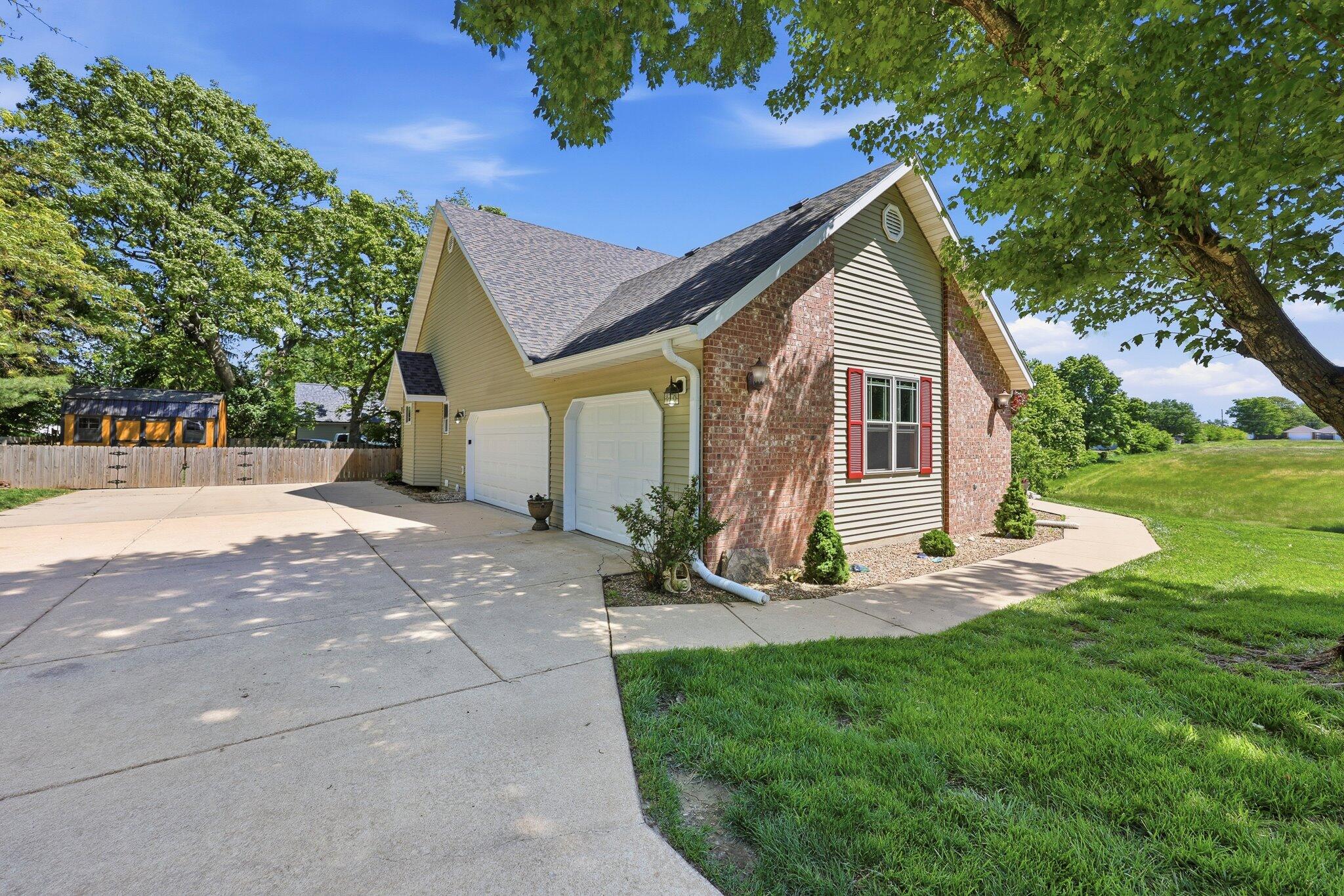 1109 Glen Oaks Drive Property Photo 2