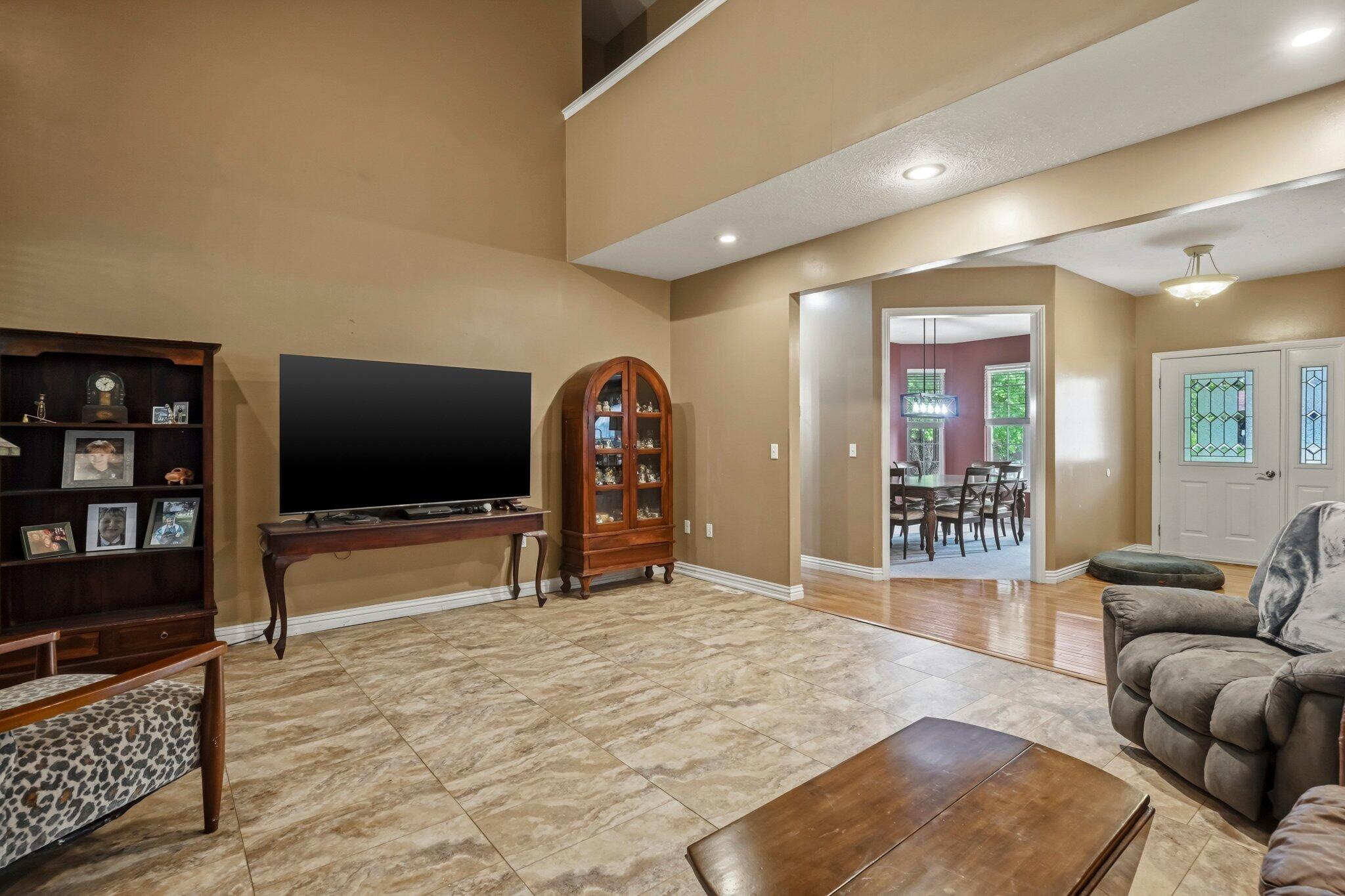 2611 North Rhodes Circle Property Photo 7