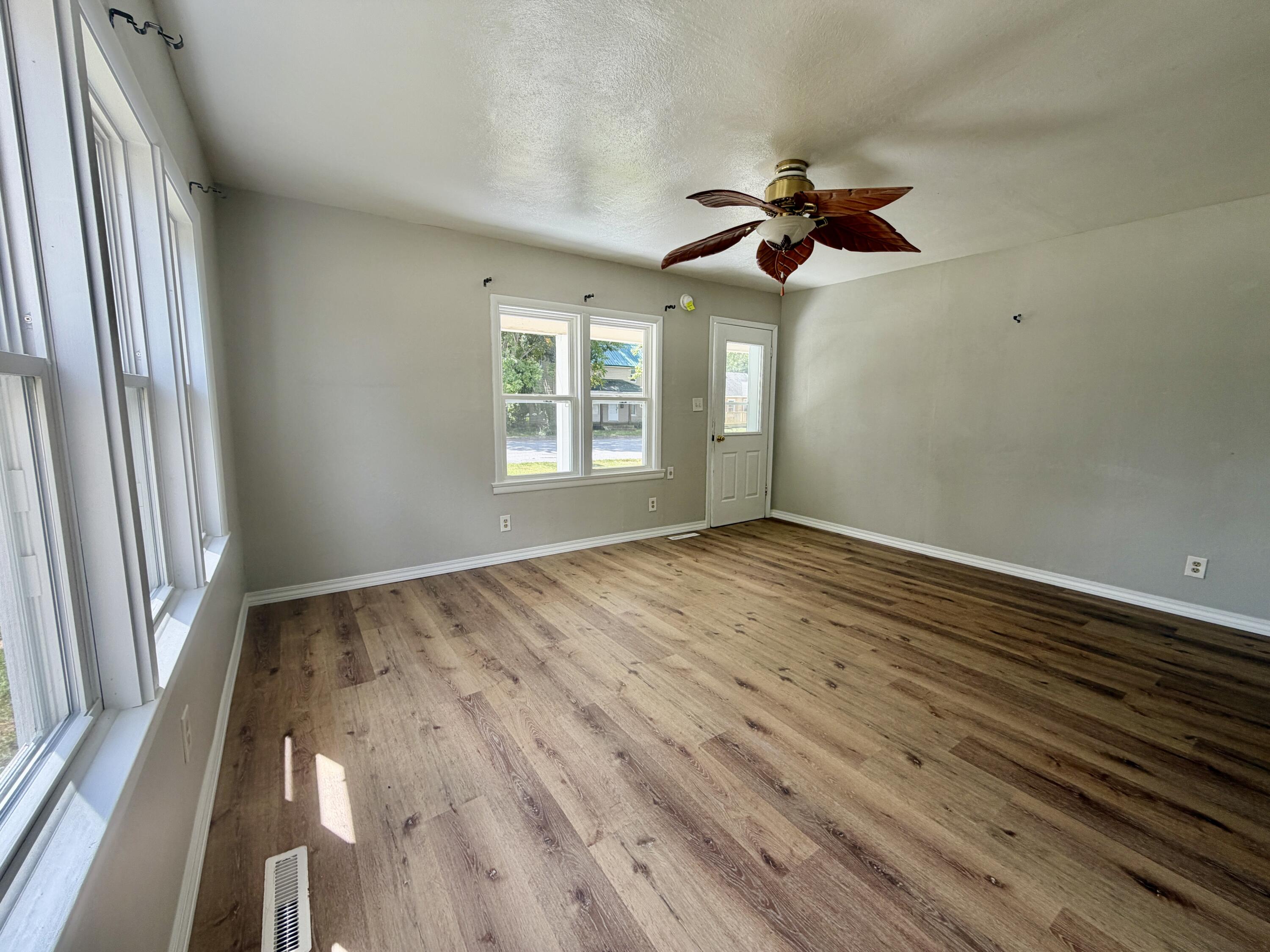 1001 West Cass Avenue Property Photo 7