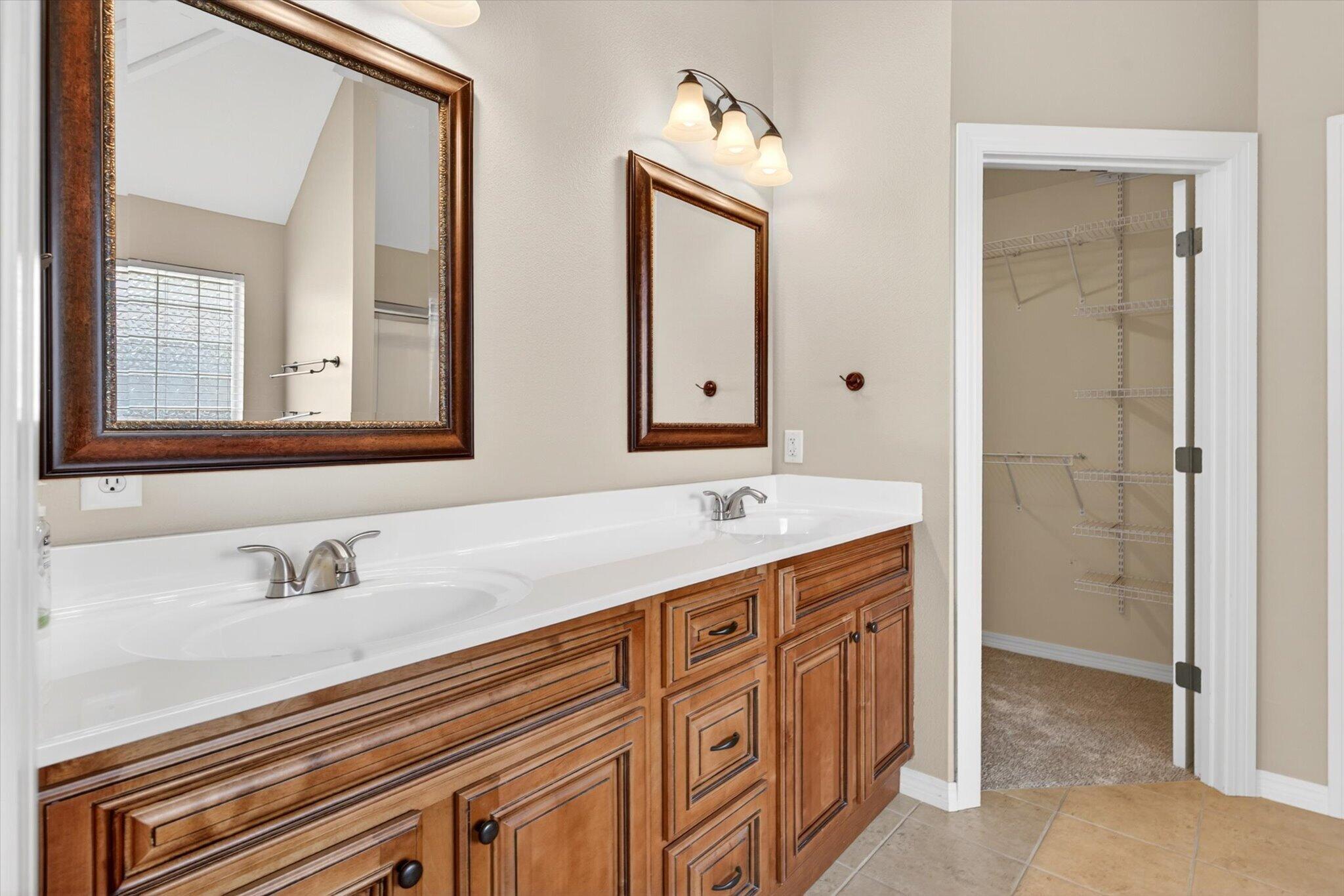 2009 East Warwick Drive Property Photo 13