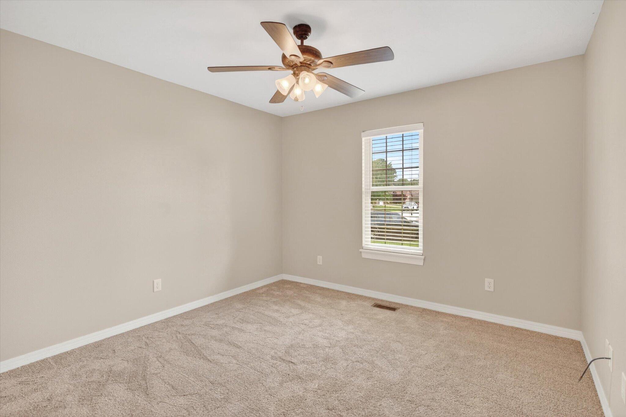 2009 East Warwick Drive Property Photo 17