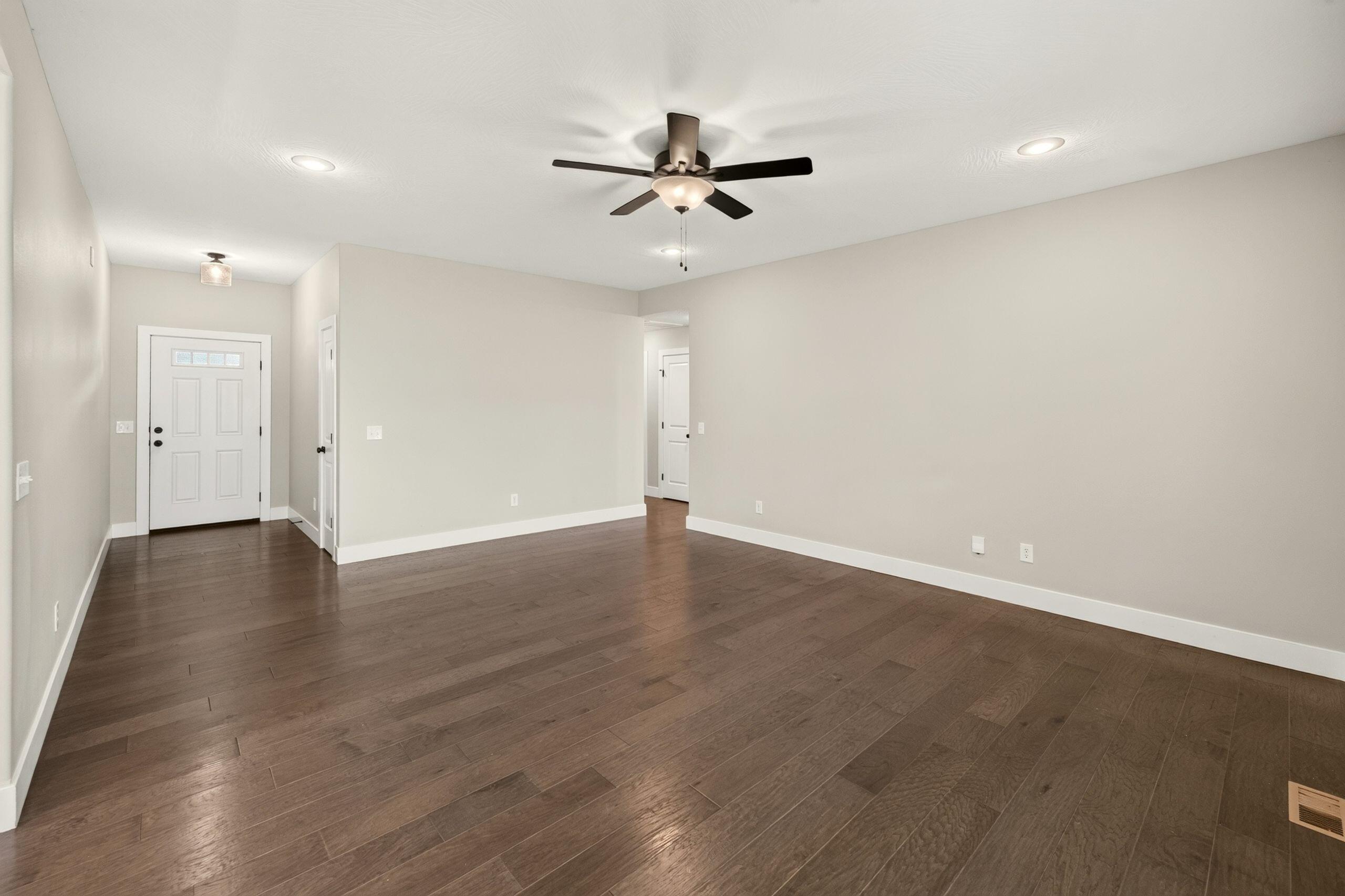 748 North Century Avenue Property Photo 6