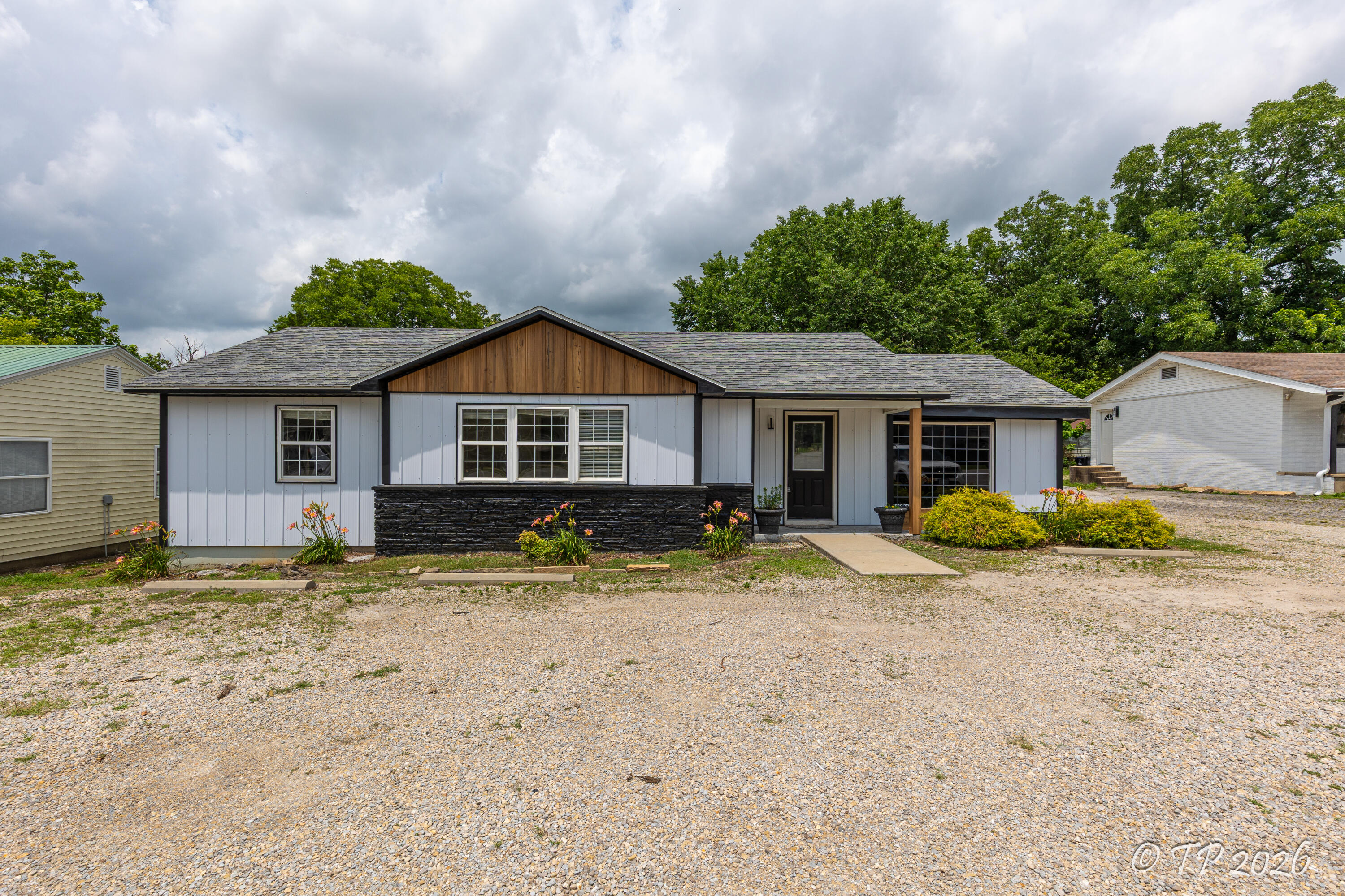 917 West Broadway Street Property Photo 32