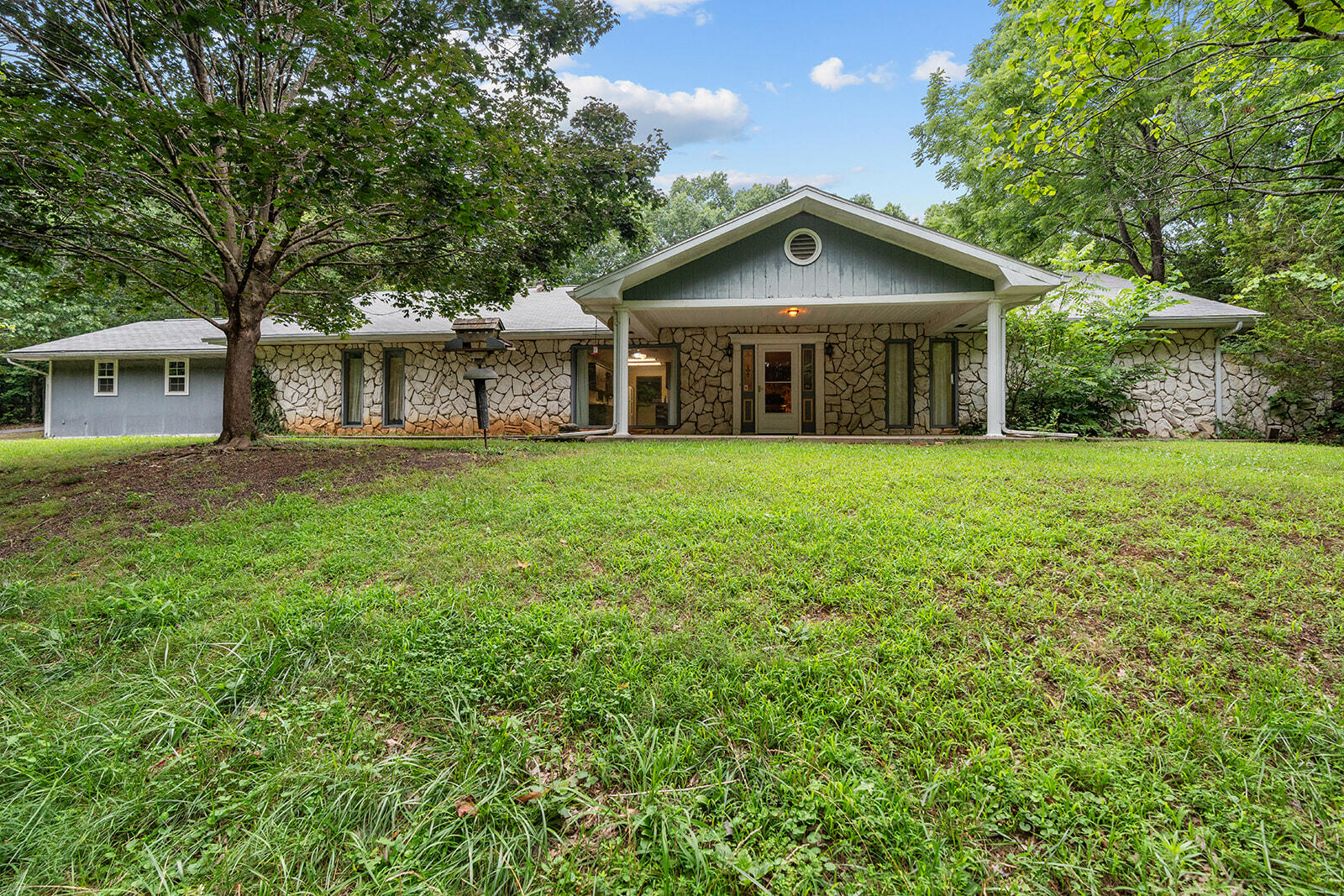 612 Stoneshire Drive Property Photo 1
