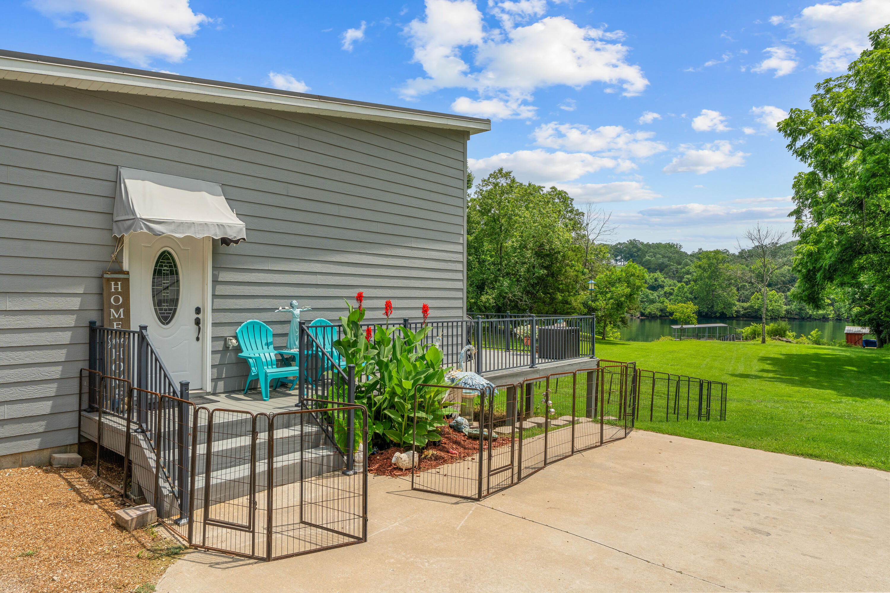 276 Easy Street Property Photo 3