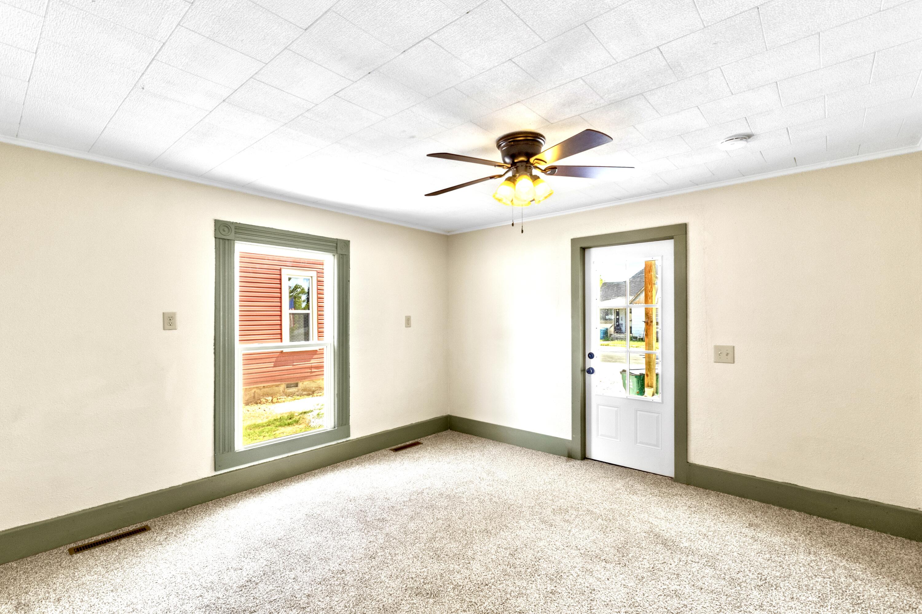 906 East Cale Street Property Photo 2