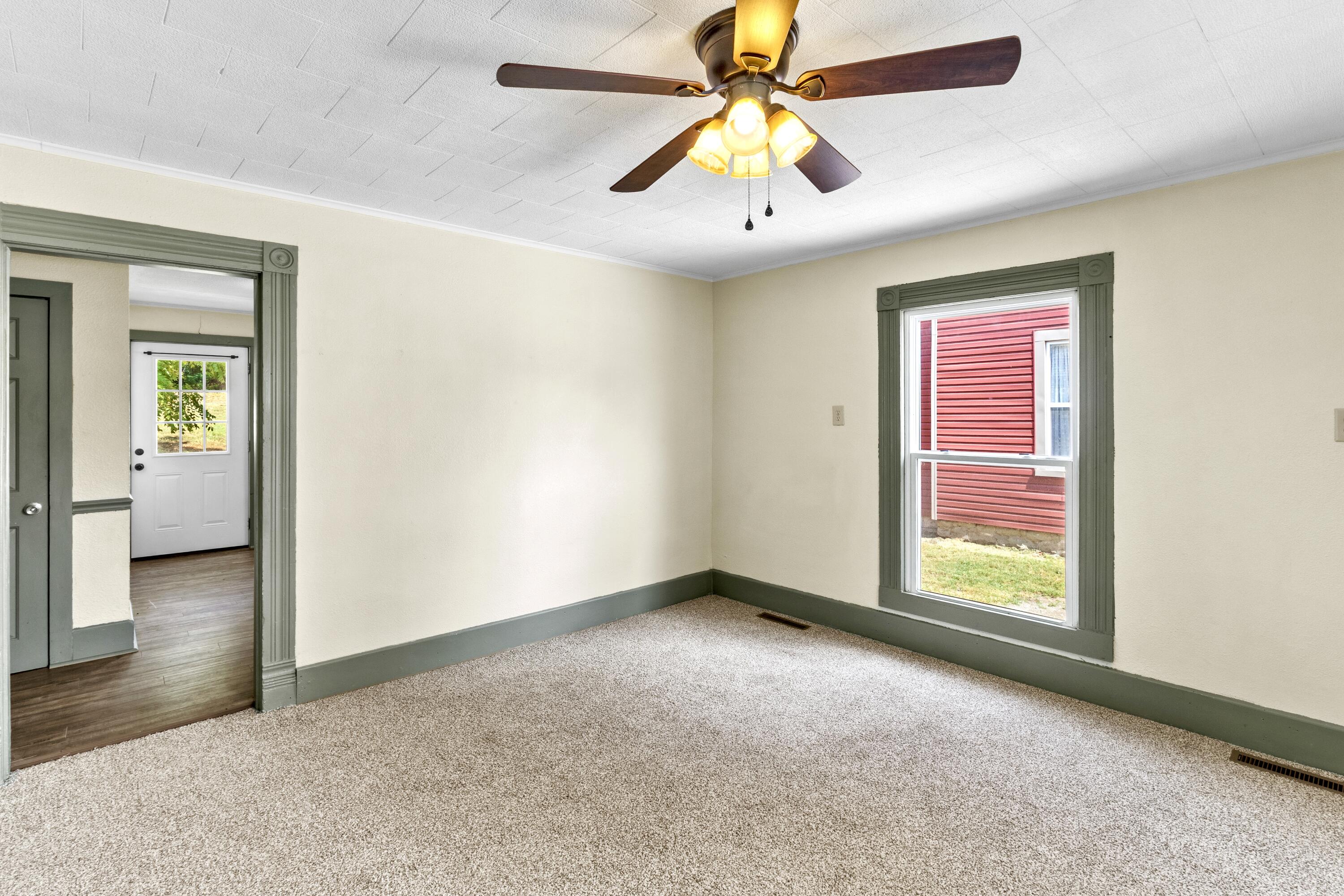 906 East Cale Street Property Photo 4