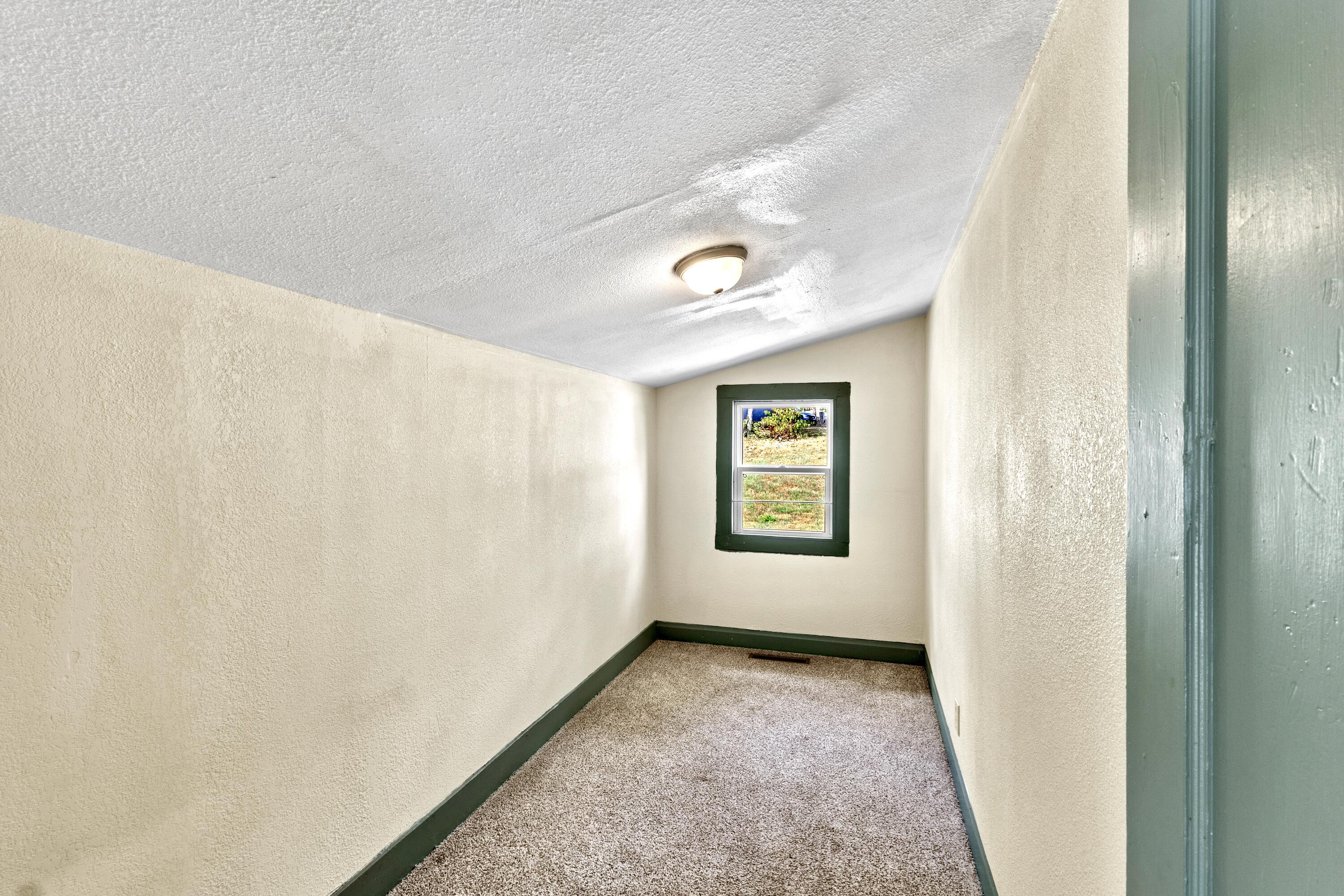 906 East Cale Street Property Photo 9