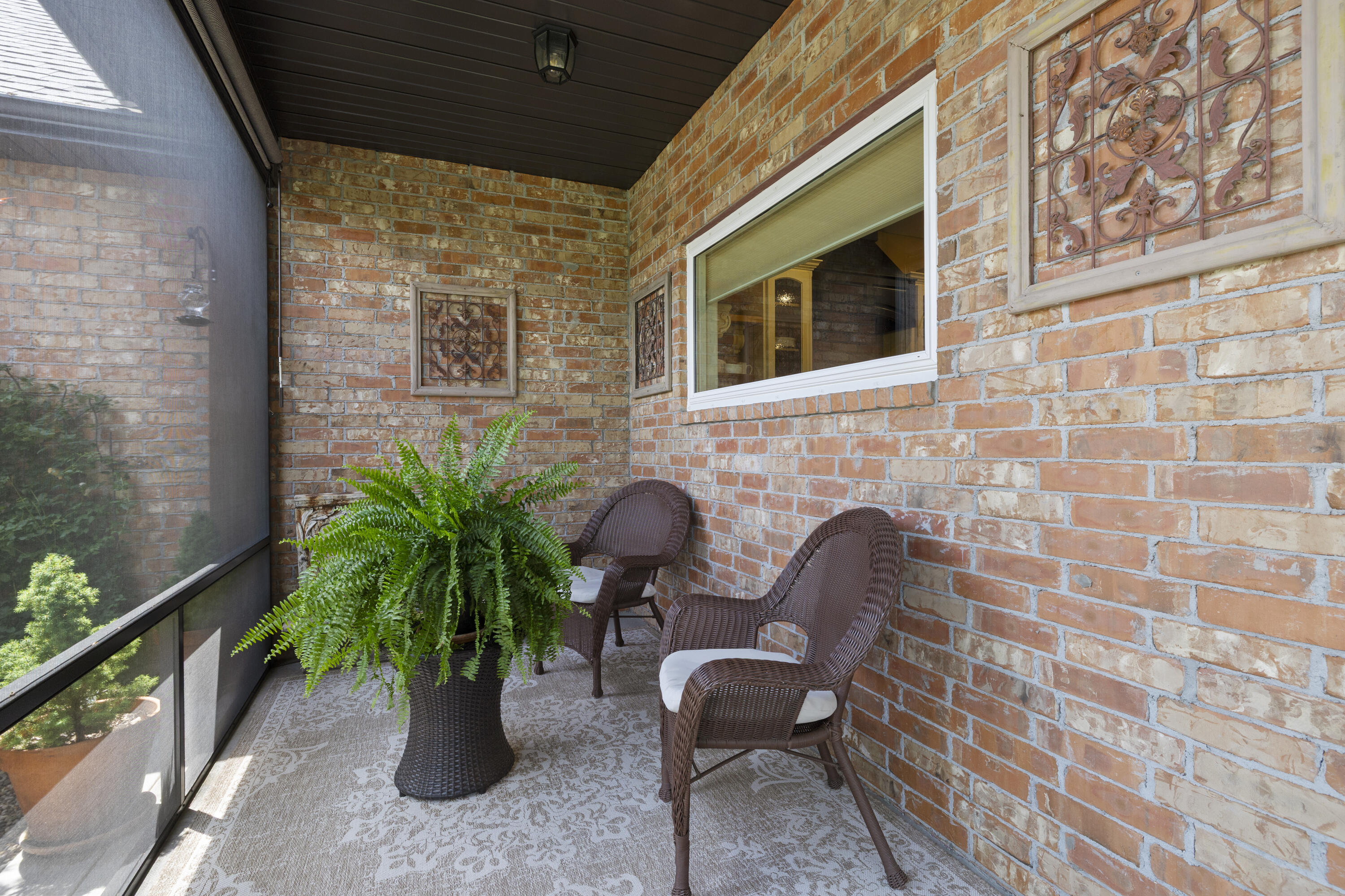 1911 North Pavilion Place Property Photo 6