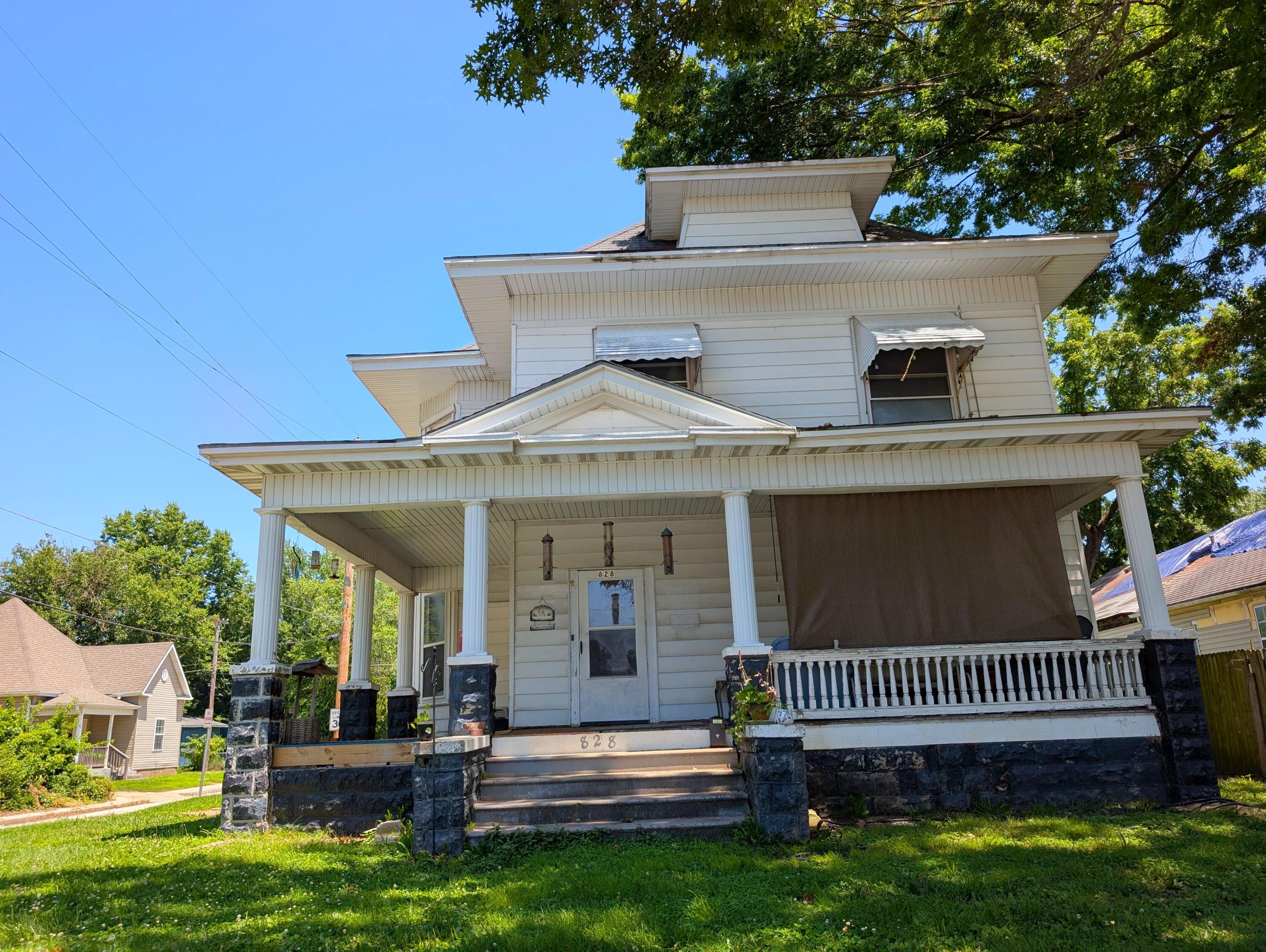 828 North Grant Avenue Property Photo 1