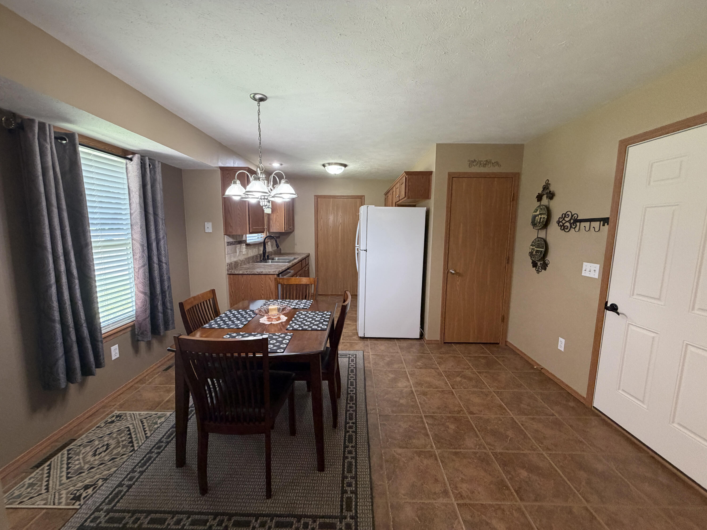 835 South Natalie Avenue Property Photo 4