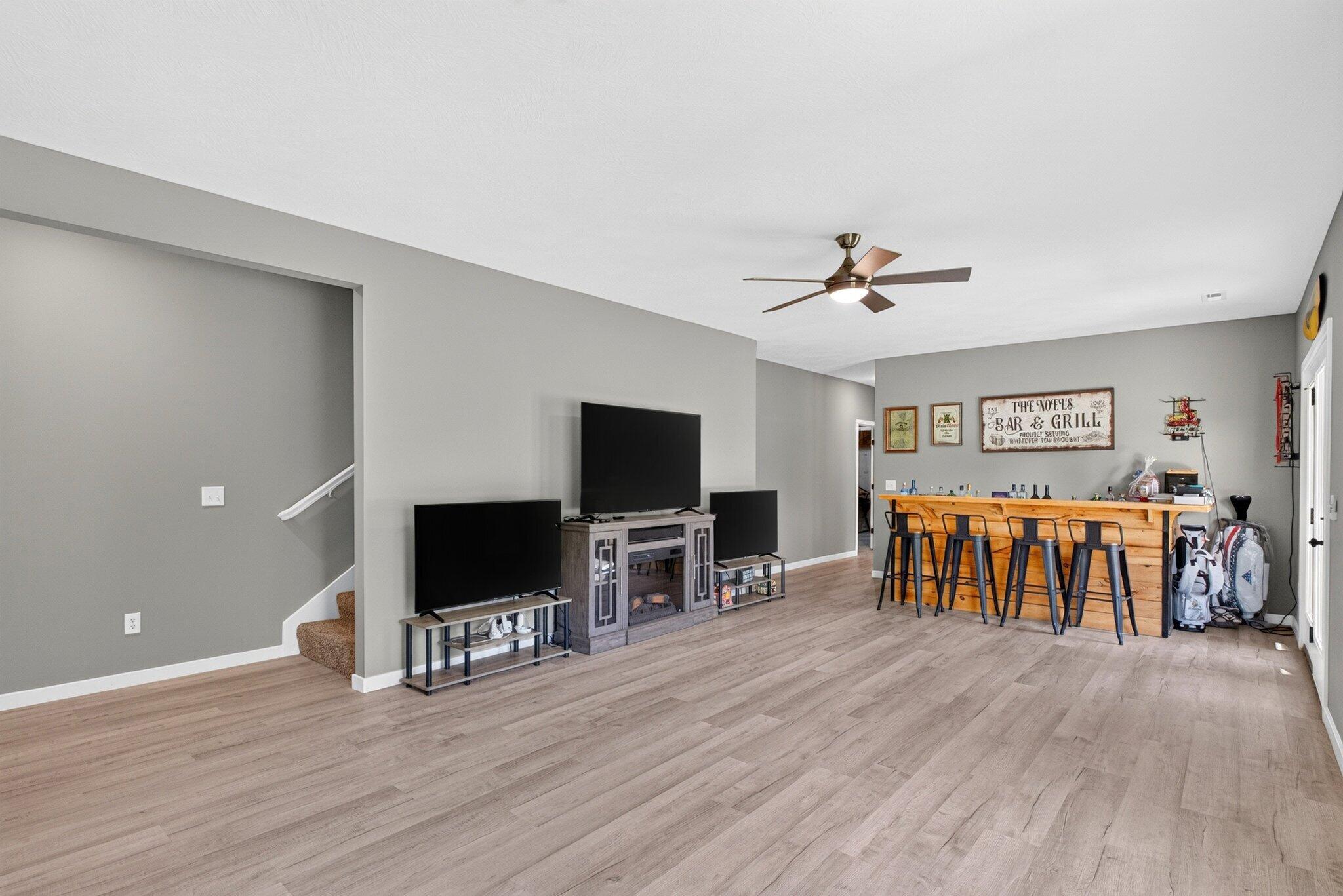 564 Delaware Court Property Photo 8