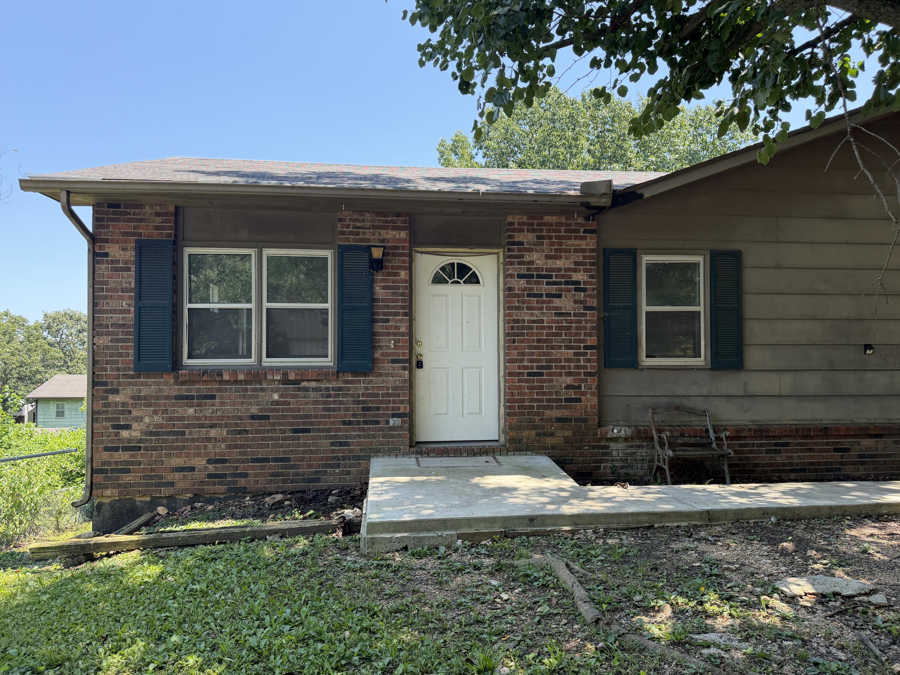 2208 Lynn Drive Property Photo 3