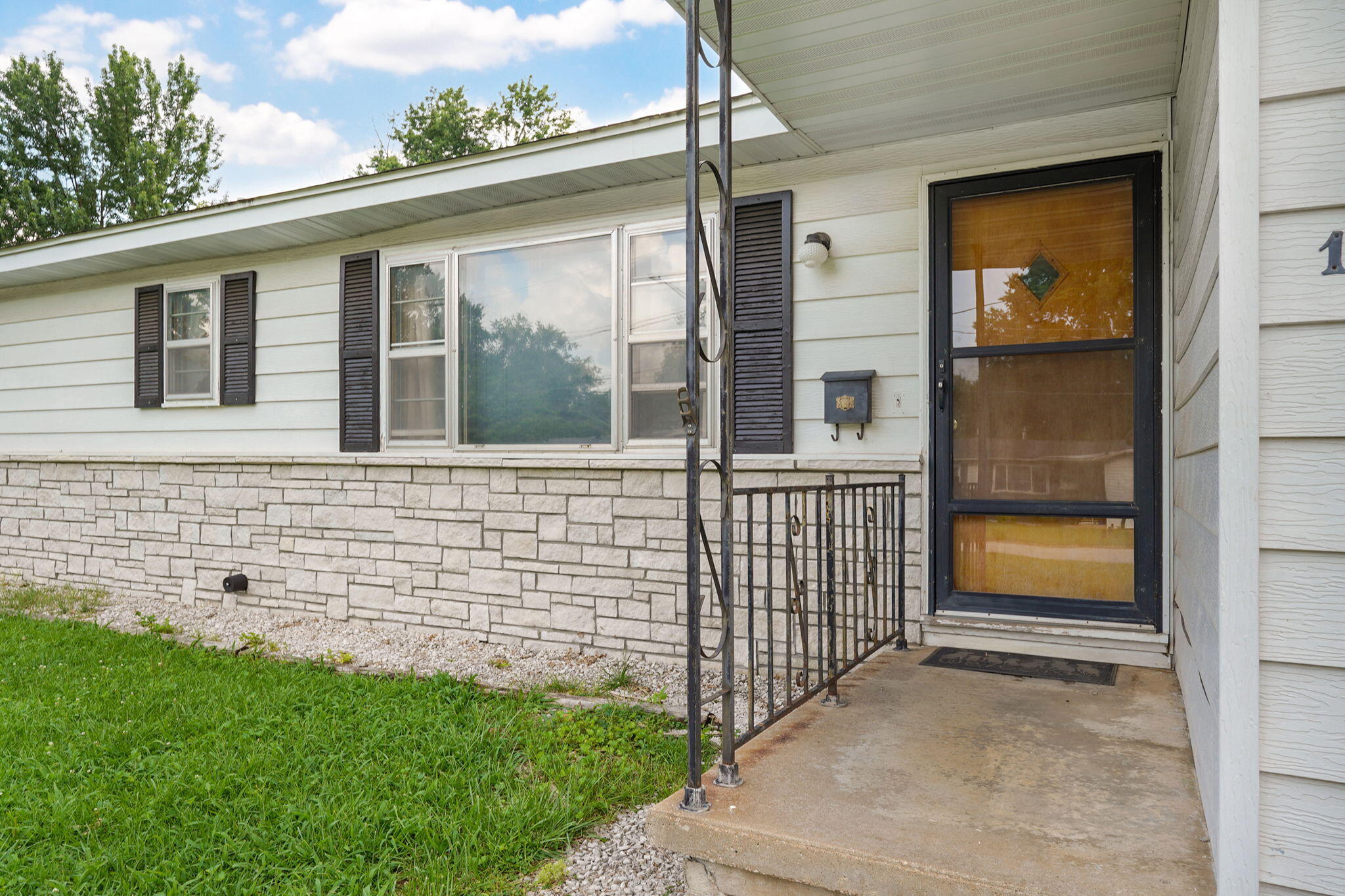 1215 South Airwood Drive Property Photo 2