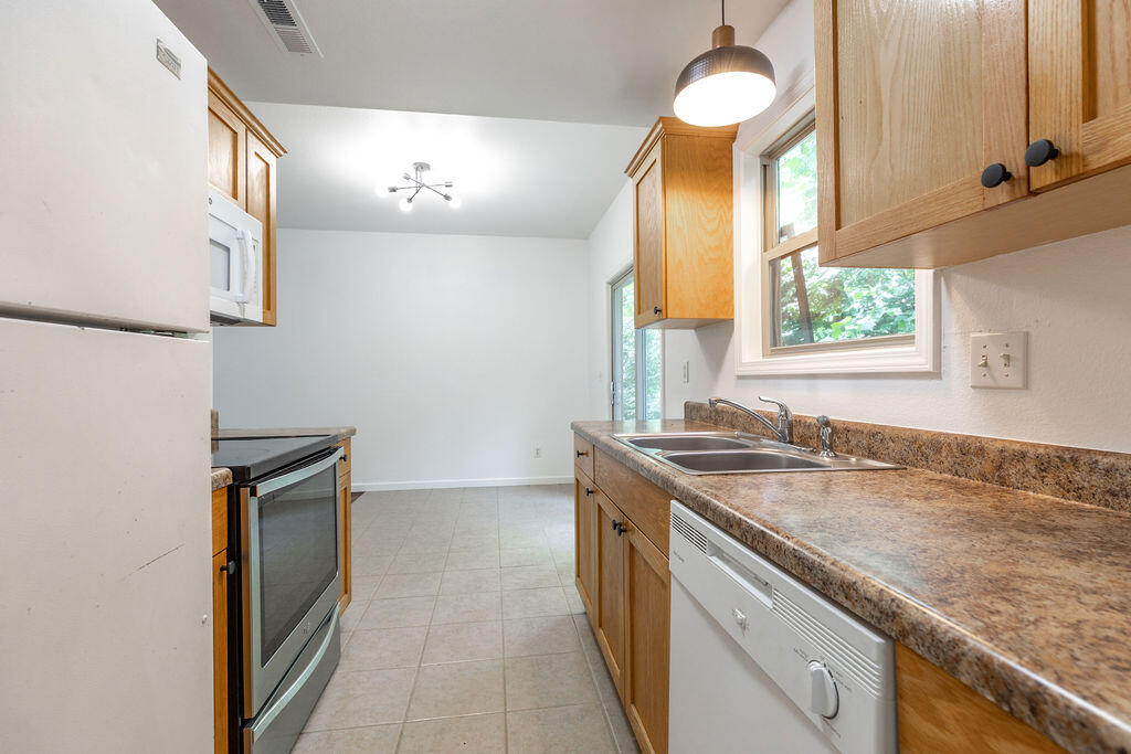 1293 Hillcrest Place A&b Property Photo 6