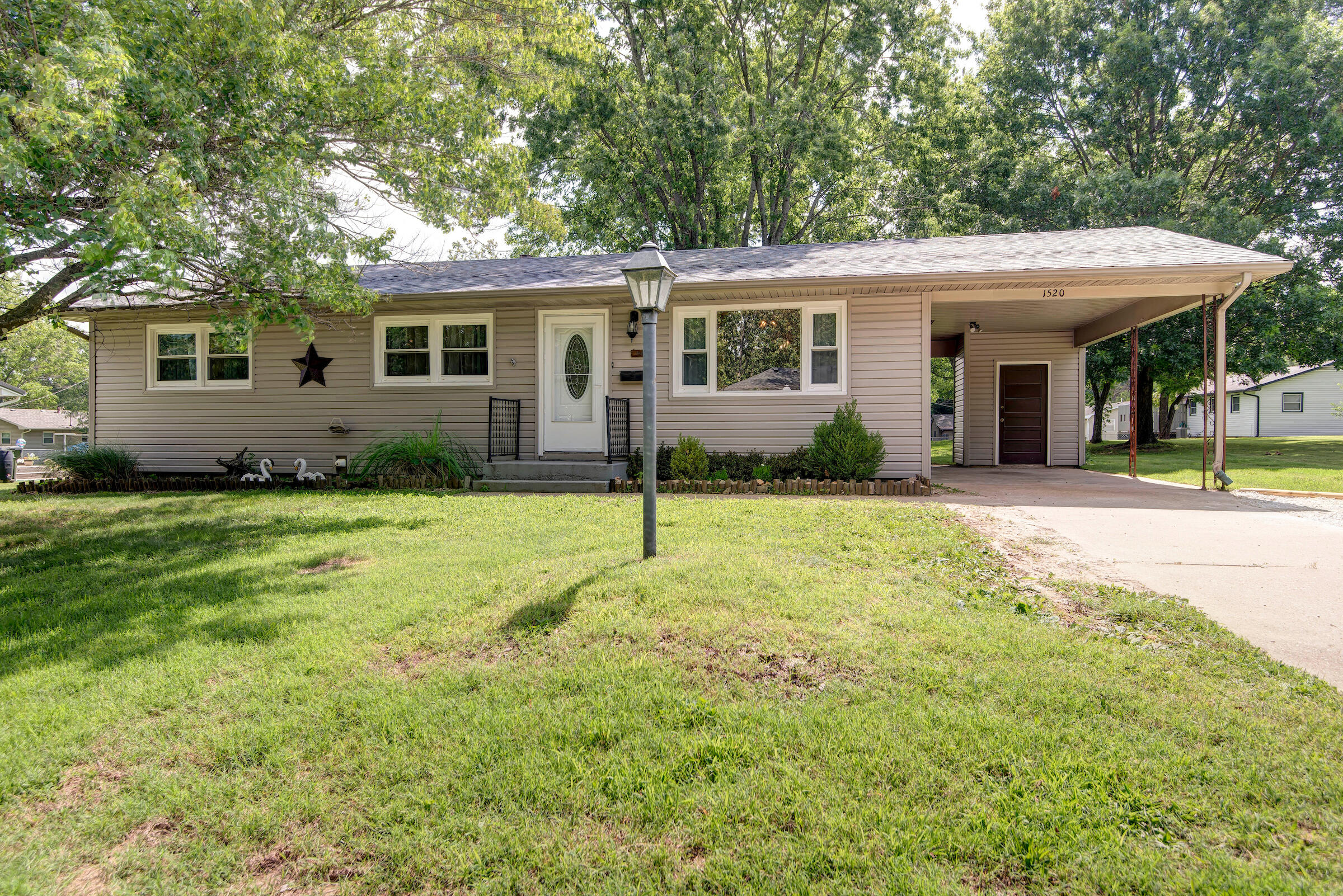 1520 South Carnation Drive Property Photo 1
