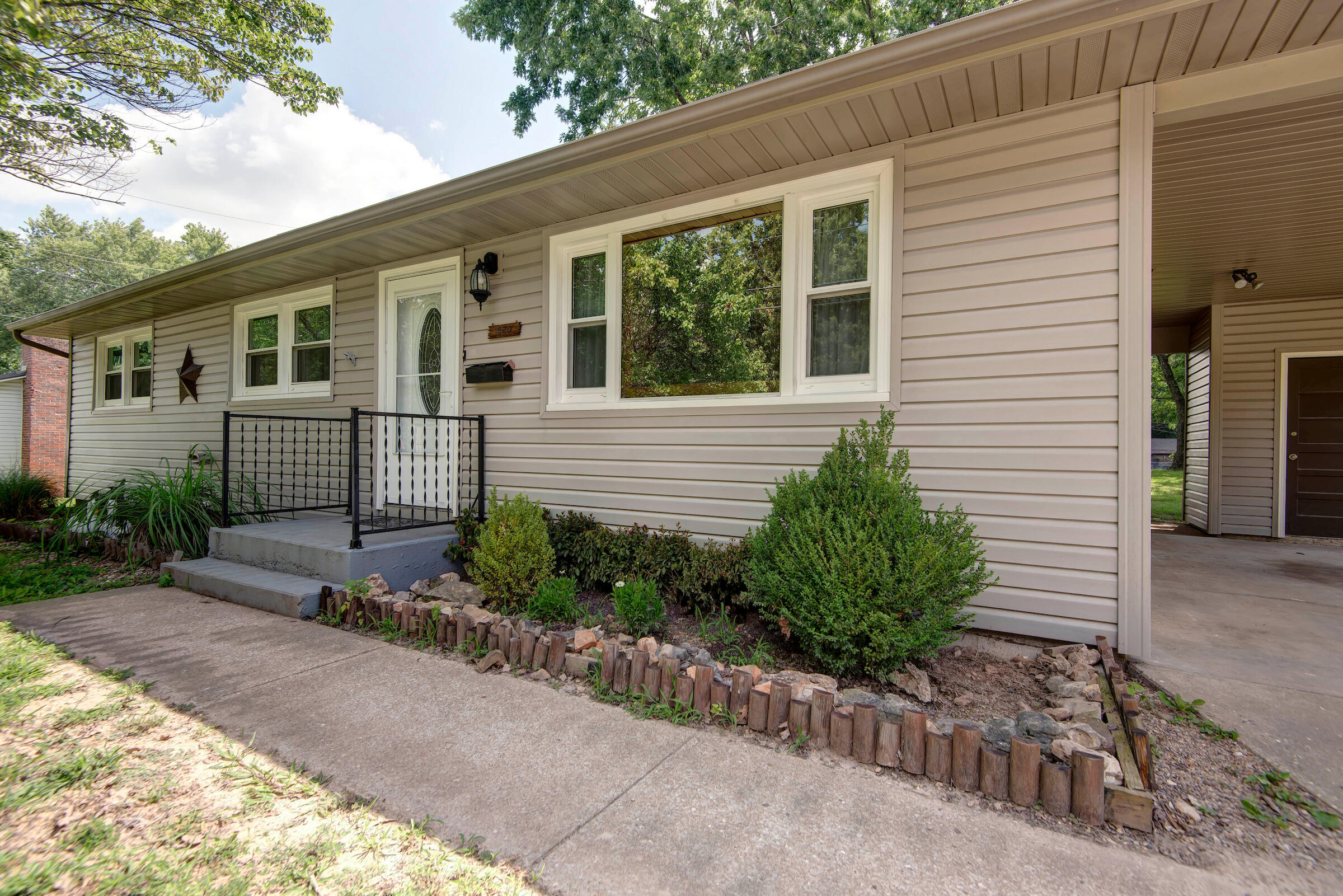 1520 South Carnation Drive Property Photo 3