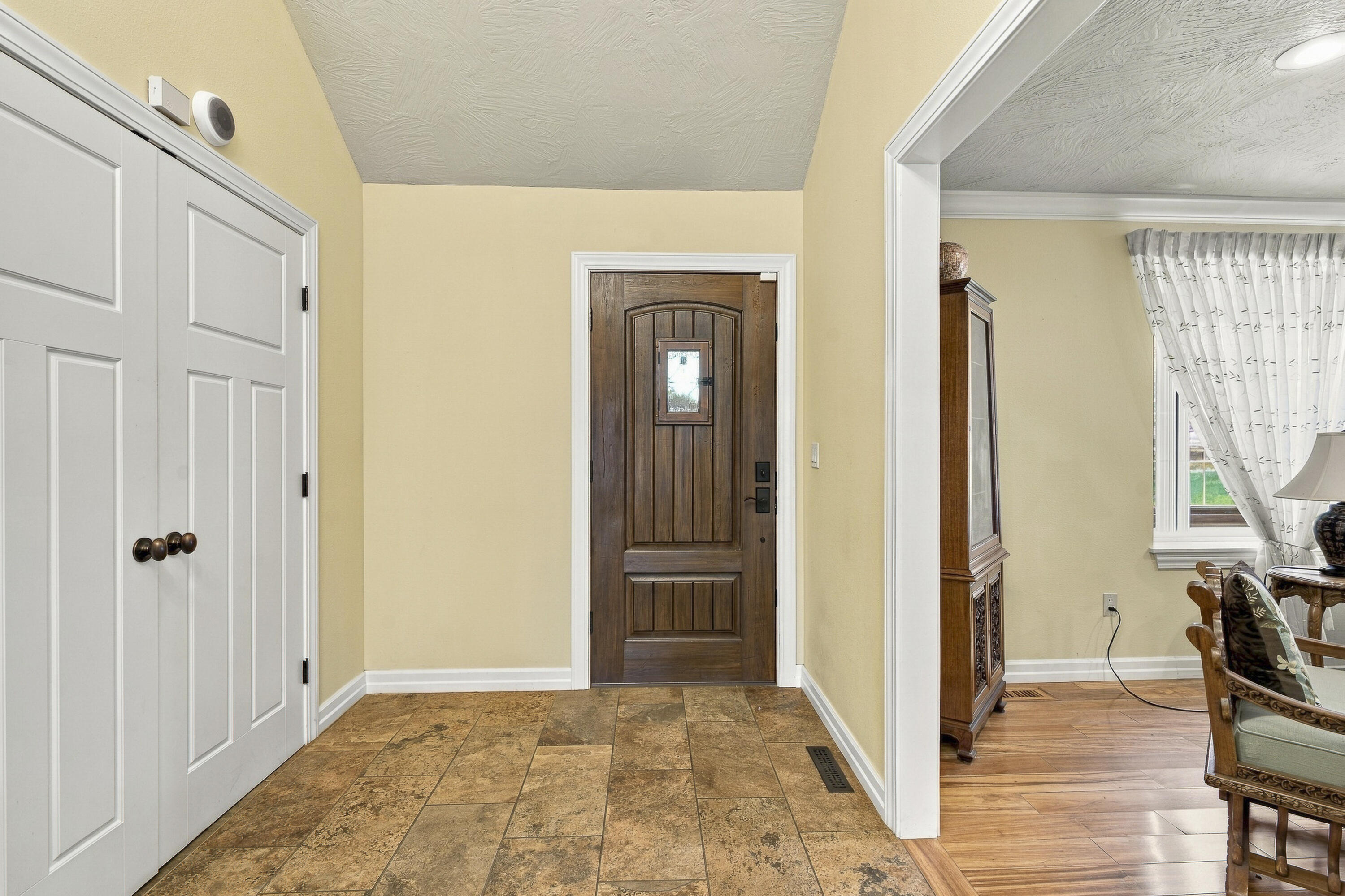 2550 East Sparkleberry Lane Property Photo 9