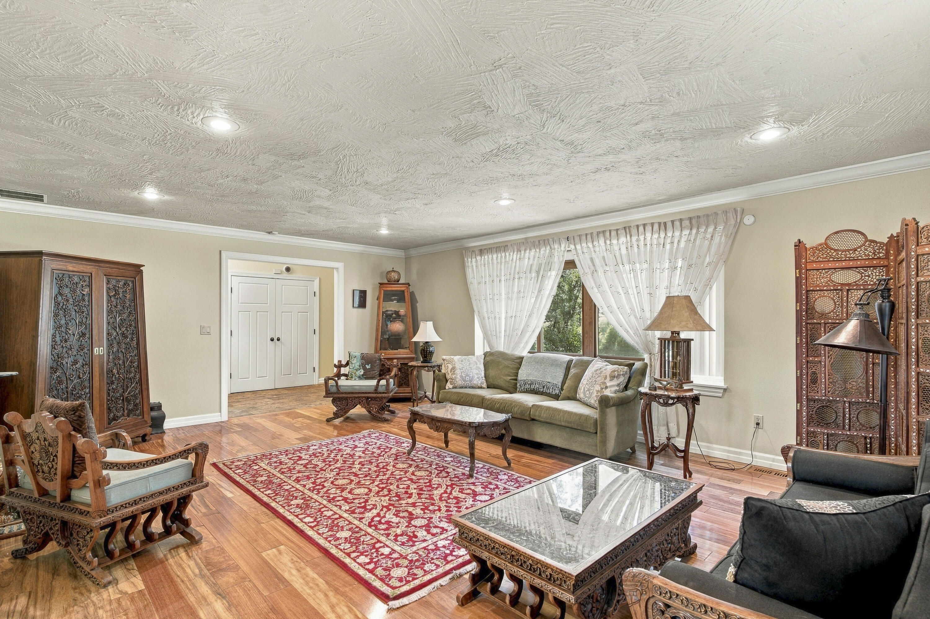 2550 East Sparkleberry Lane Property Photo 11