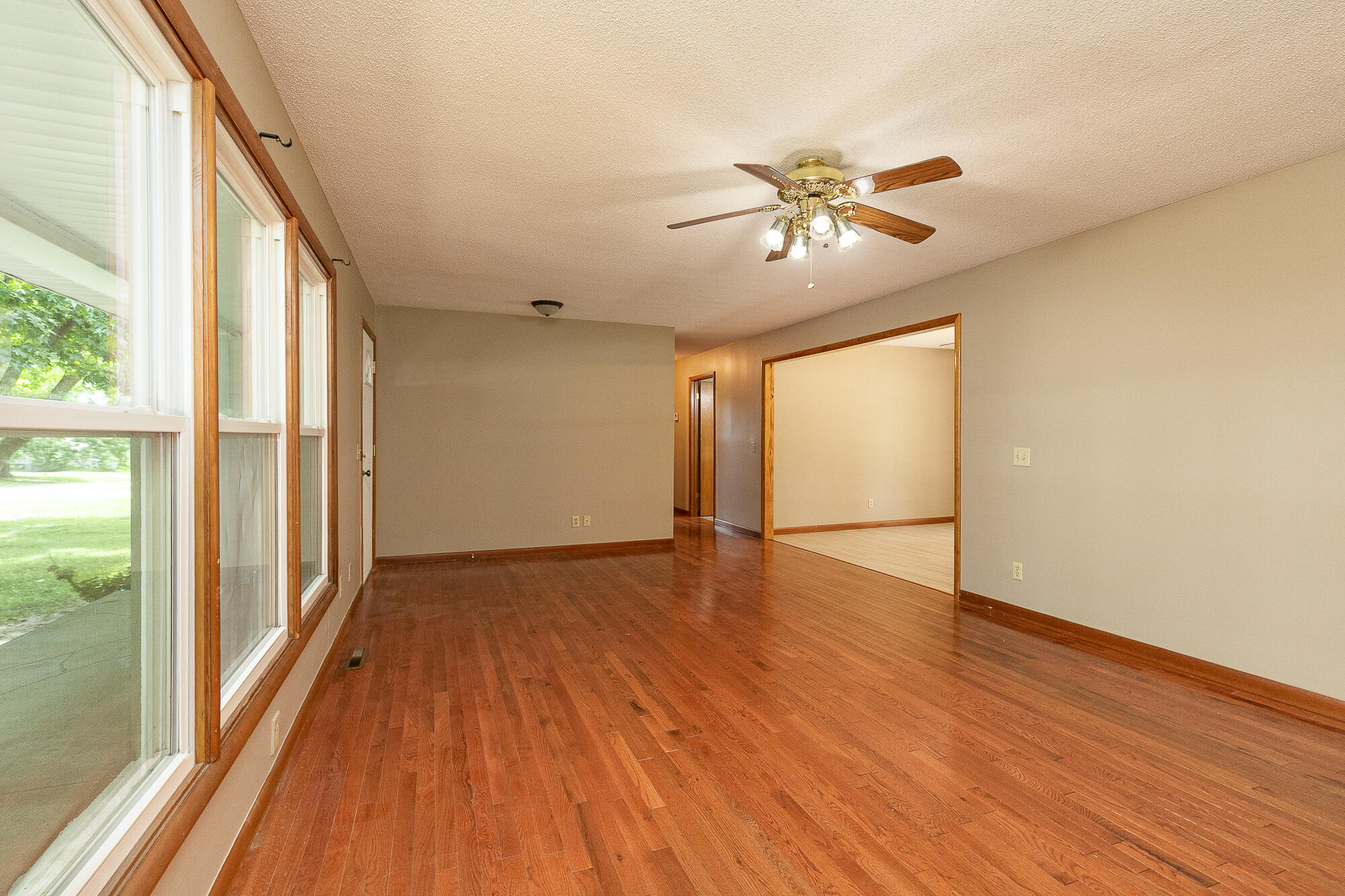 910 East Auburn Street Property Photo 6