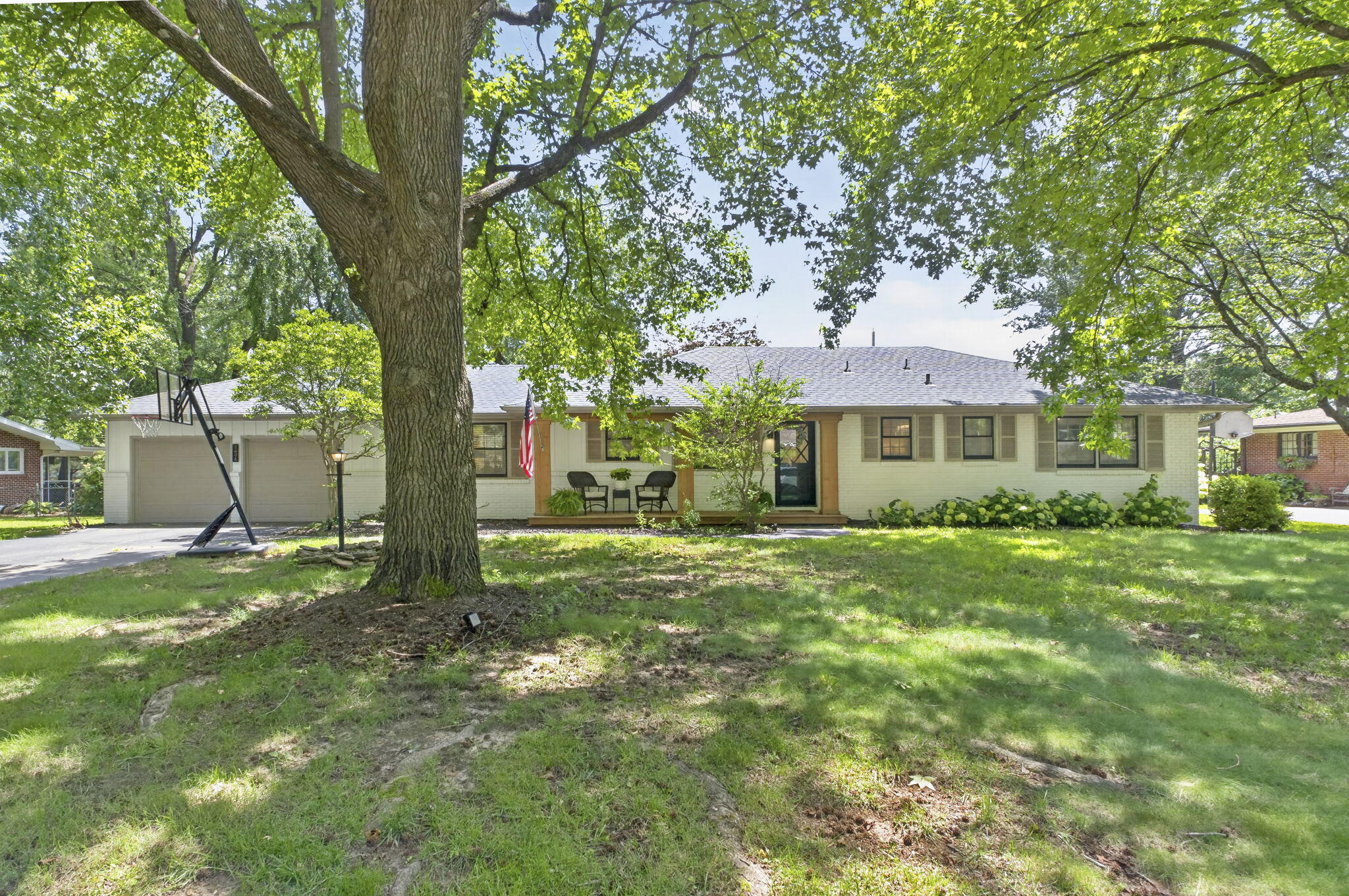 2406 East Broadmoor Street Property Photo 2