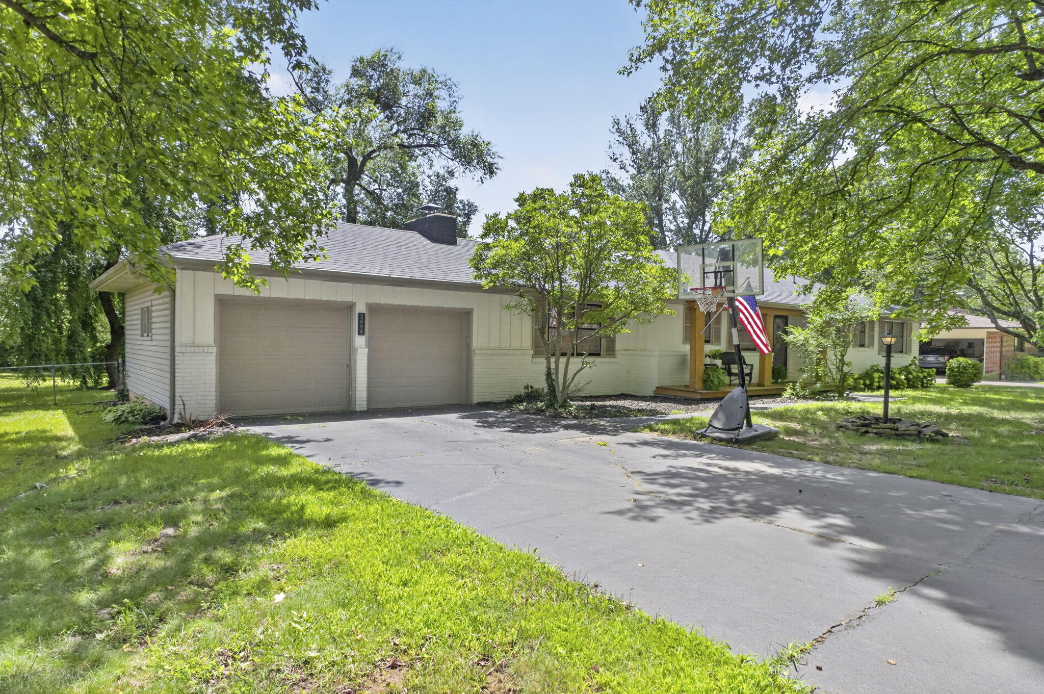 2406 East Broadmoor Street Property Photo 3