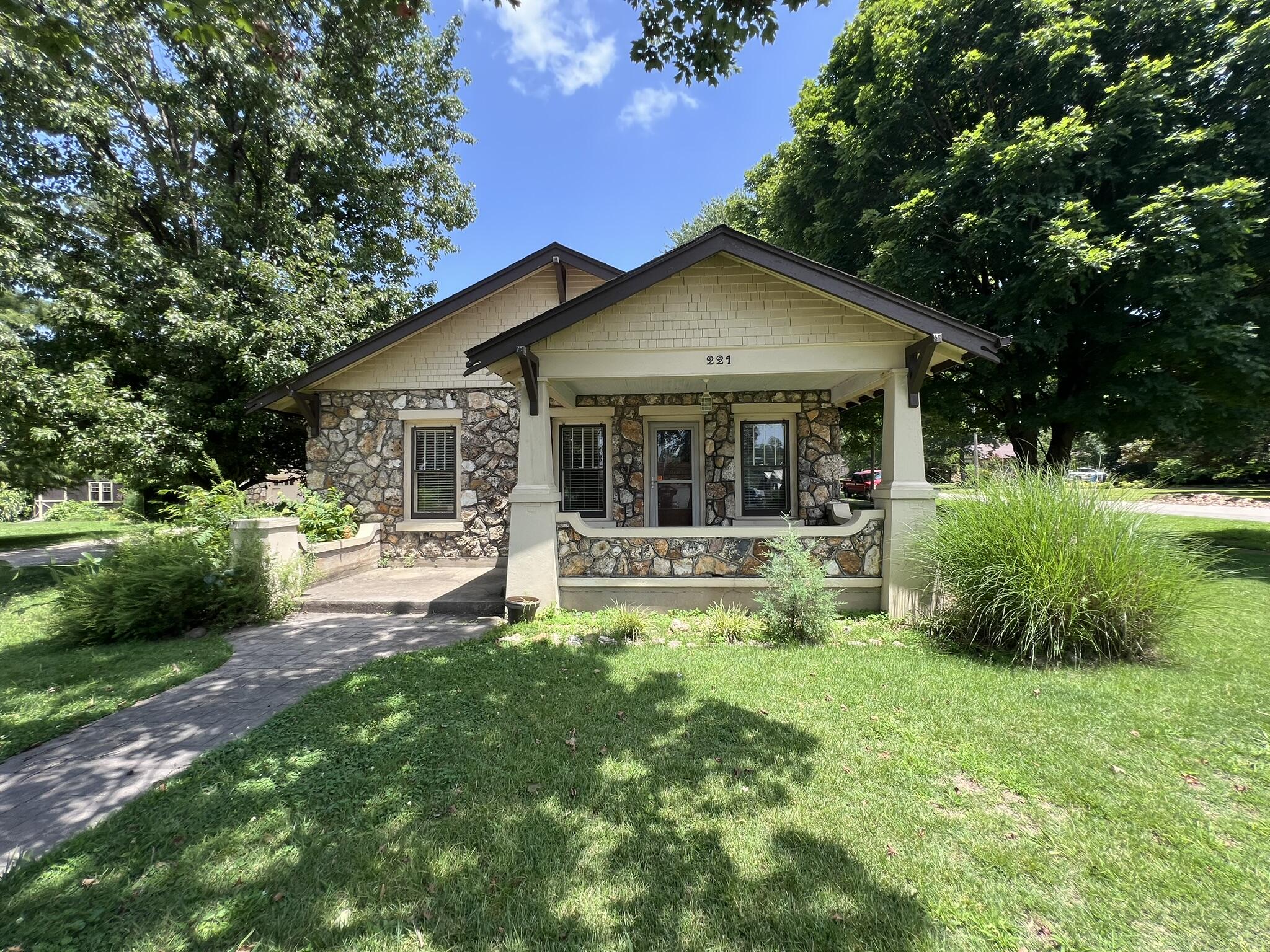 221 Monroe Street Property Photo 1