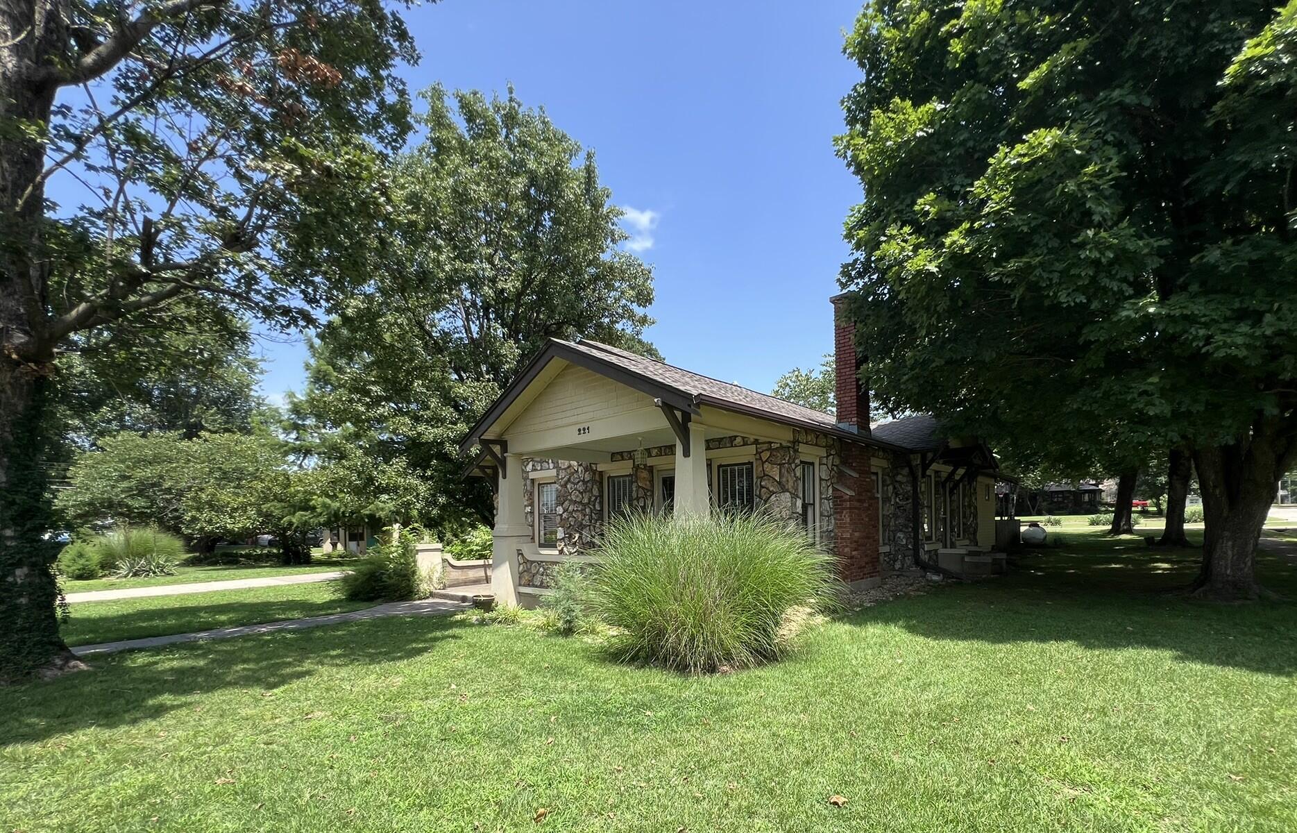 221 Monroe Street Property Photo 4