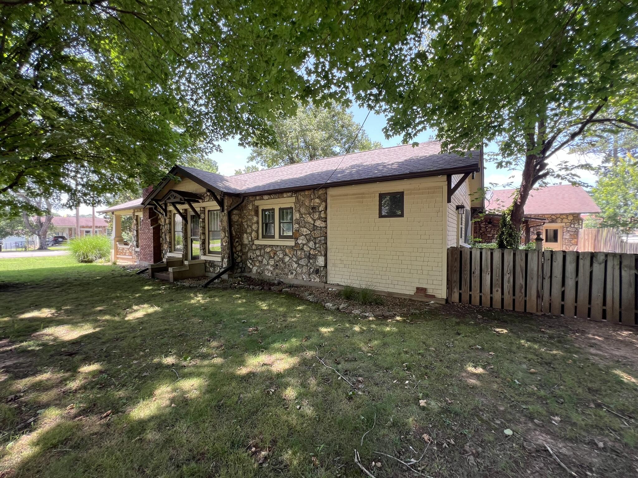 221 Monroe Street Property Photo 5