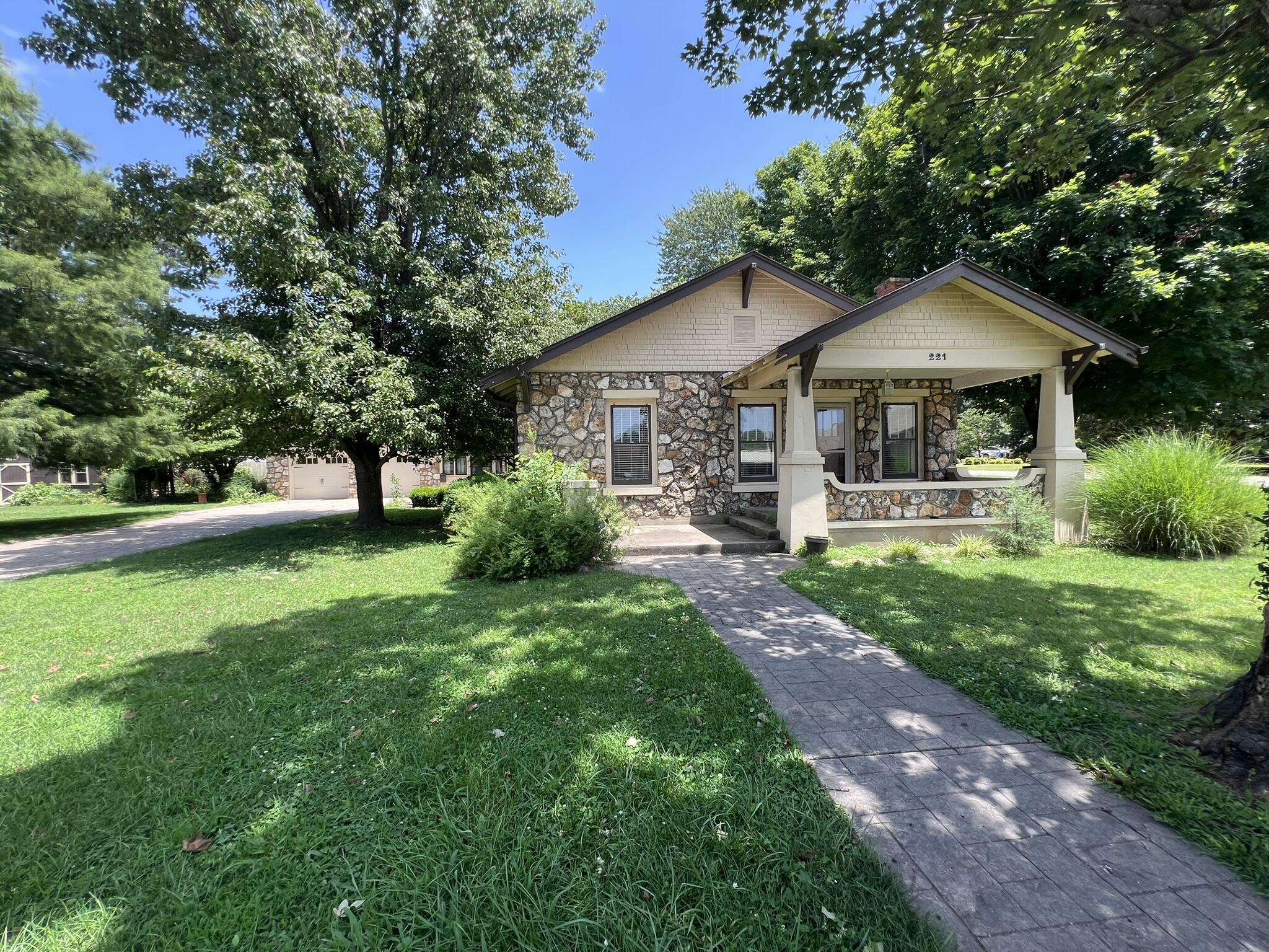 221 Monroe Street Property Photo 7