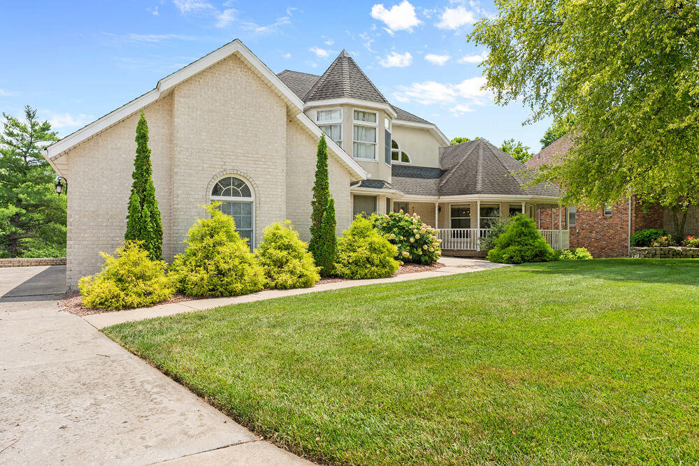 4211 Greenbriar Drive Property Photo 6