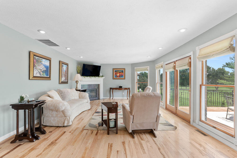 4211 Greenbriar Drive Property Photo 14