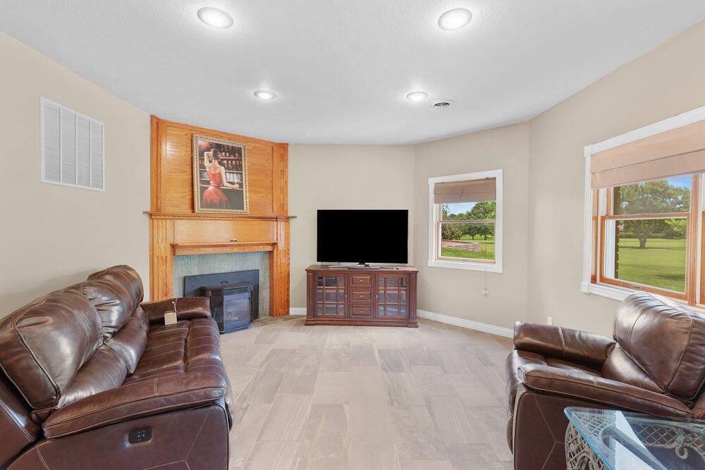 4211 Greenbriar Drive Property Photo 41
