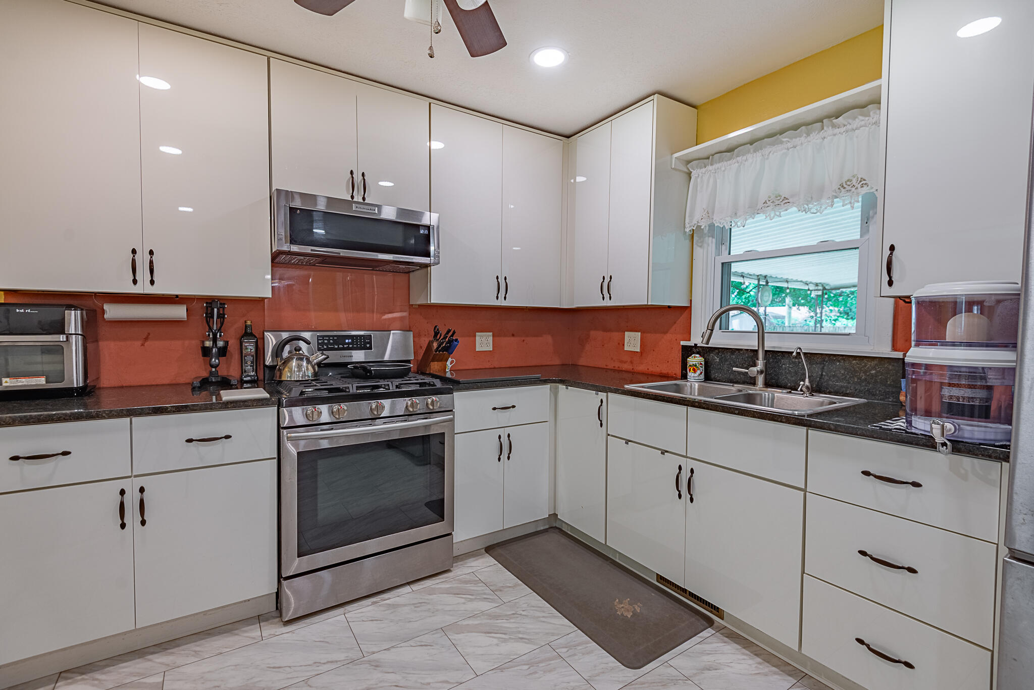405 Watson Street Property Photo 6