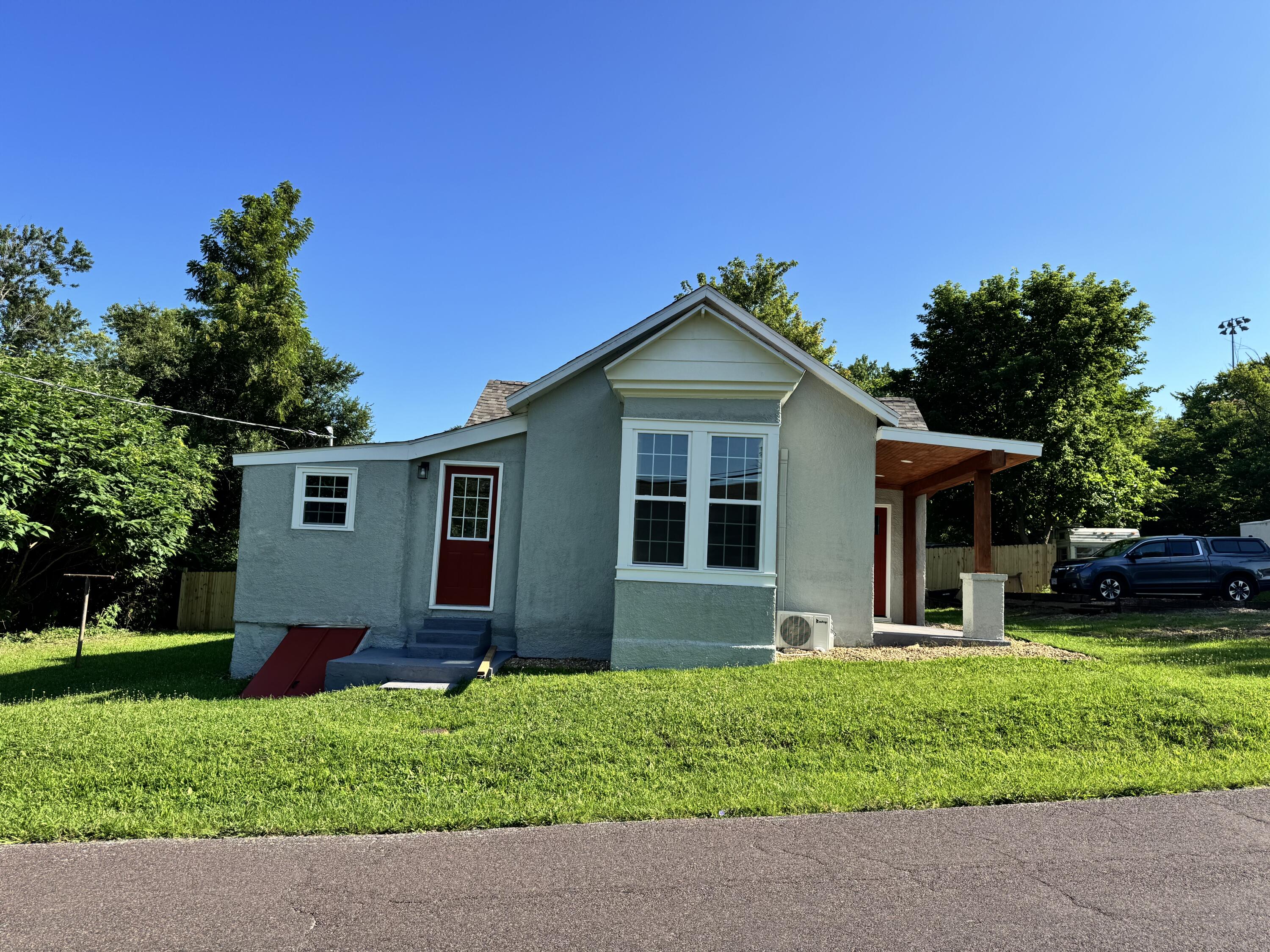 701 Oak Street Property Photo 5