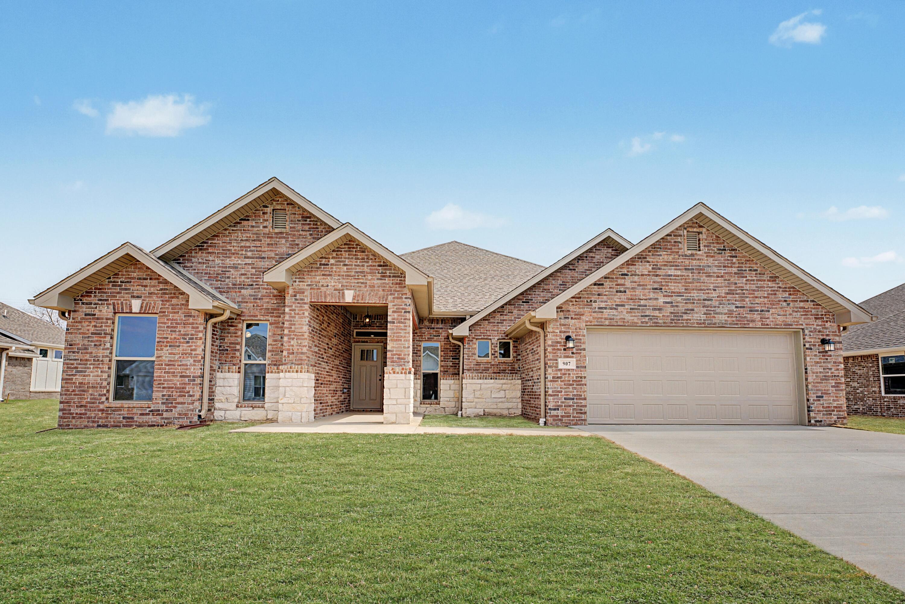 907 Silver Oaks Drive Property Photo 1