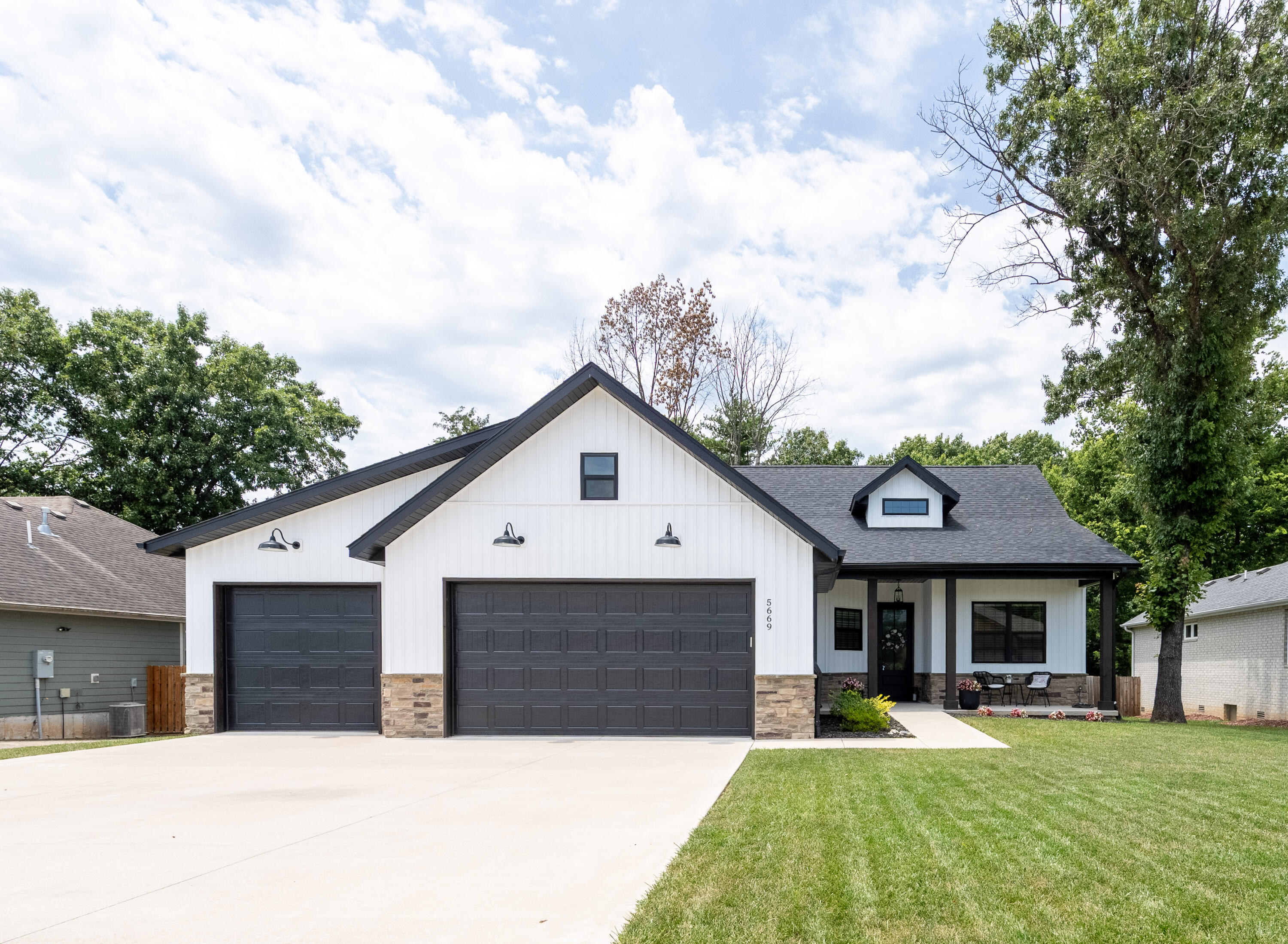 5669 South Cloverdale Lane Property Photo 1