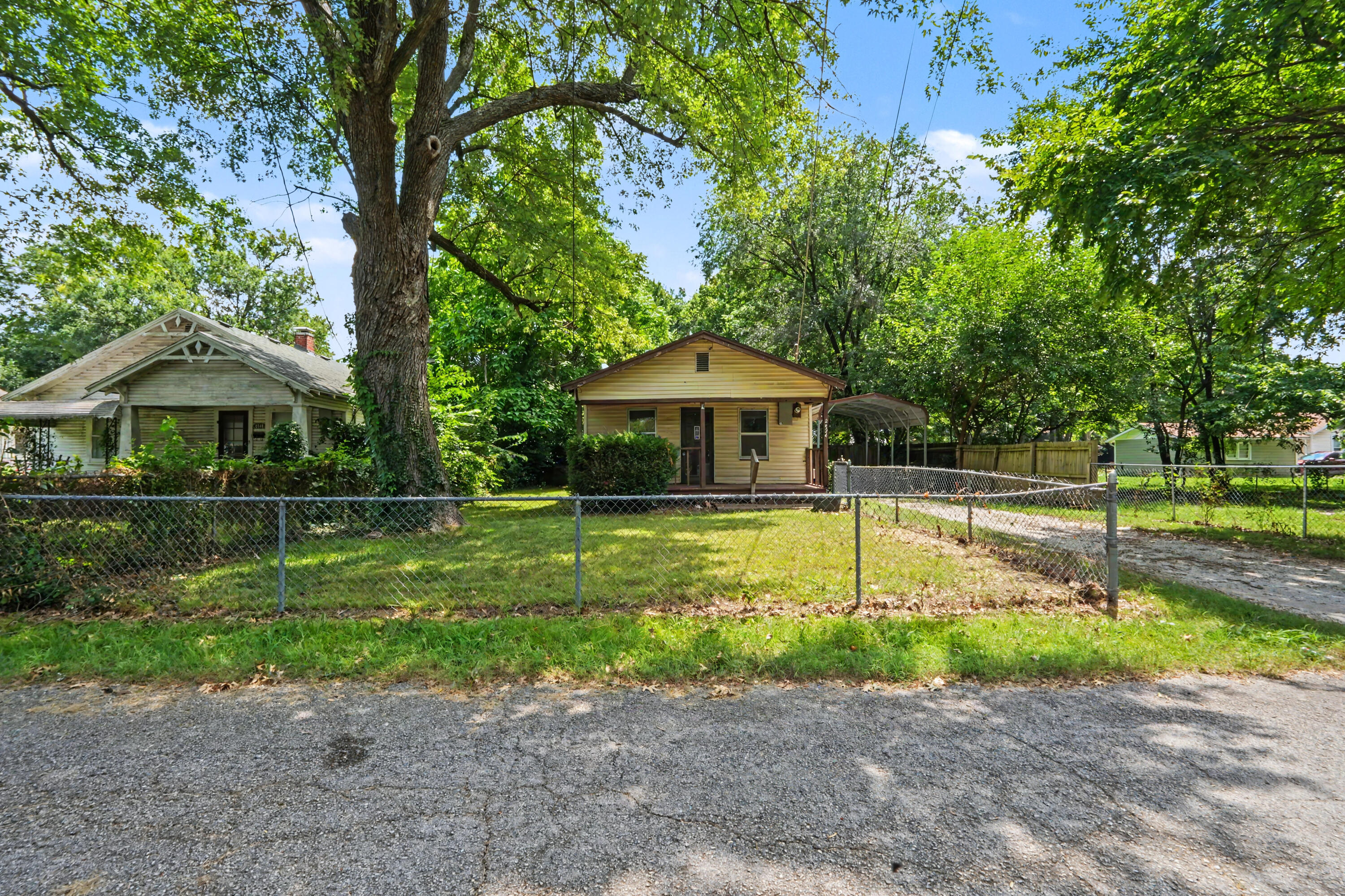 2434 North Pickwick Avenue Property Photo 2