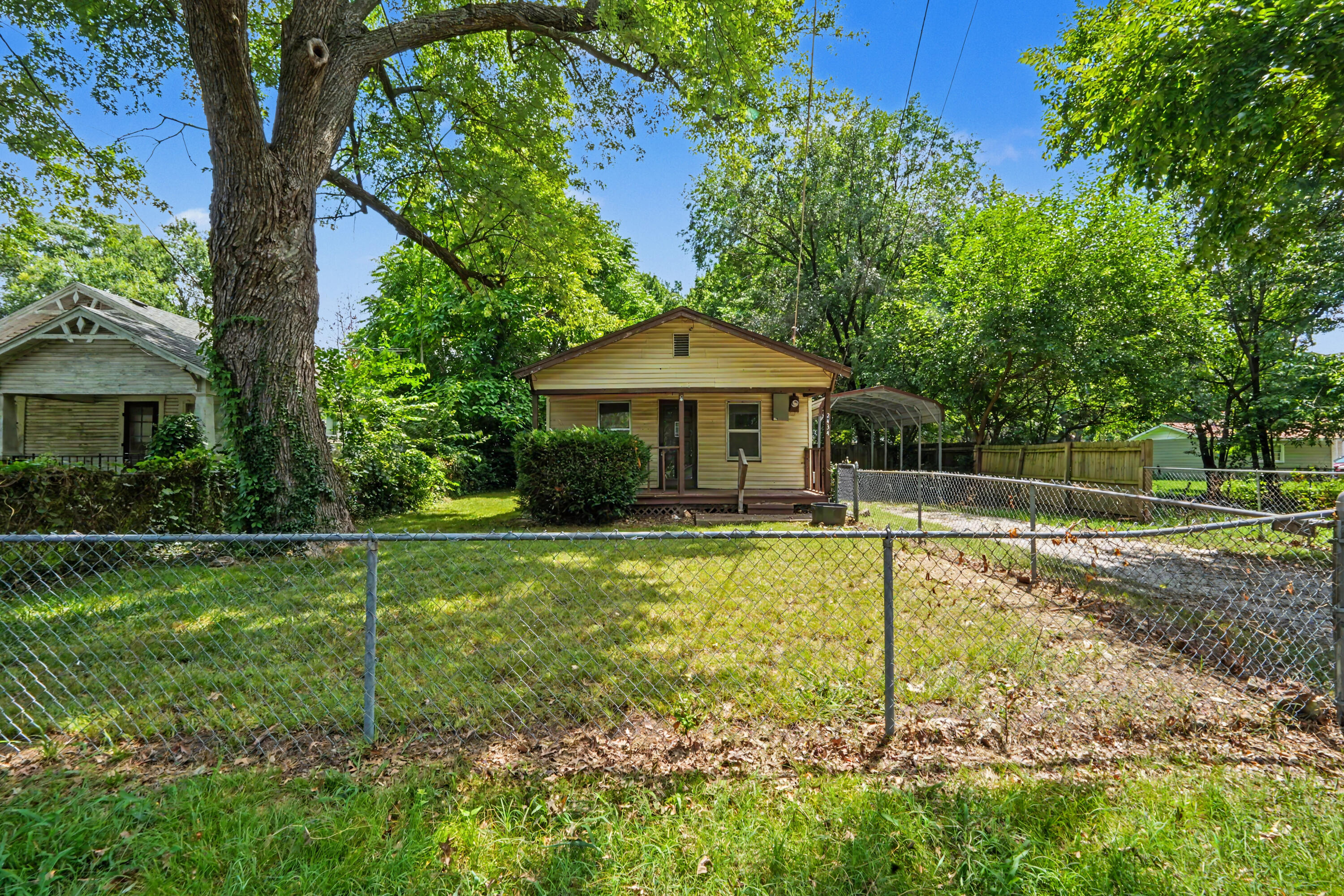 2434 North Pickwick Avenue Property Photo 3