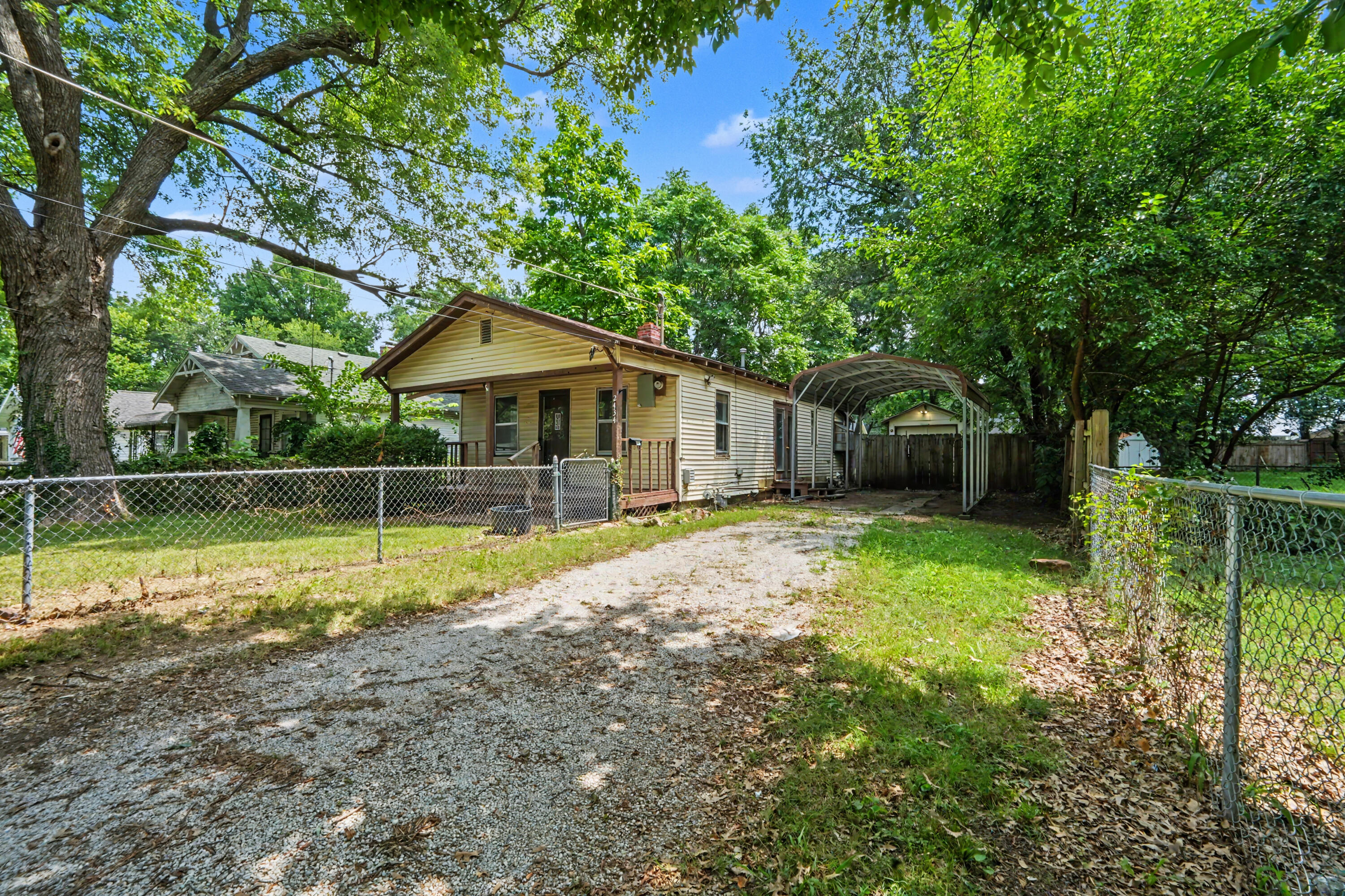 2434 North Pickwick Avenue Property Photo 4