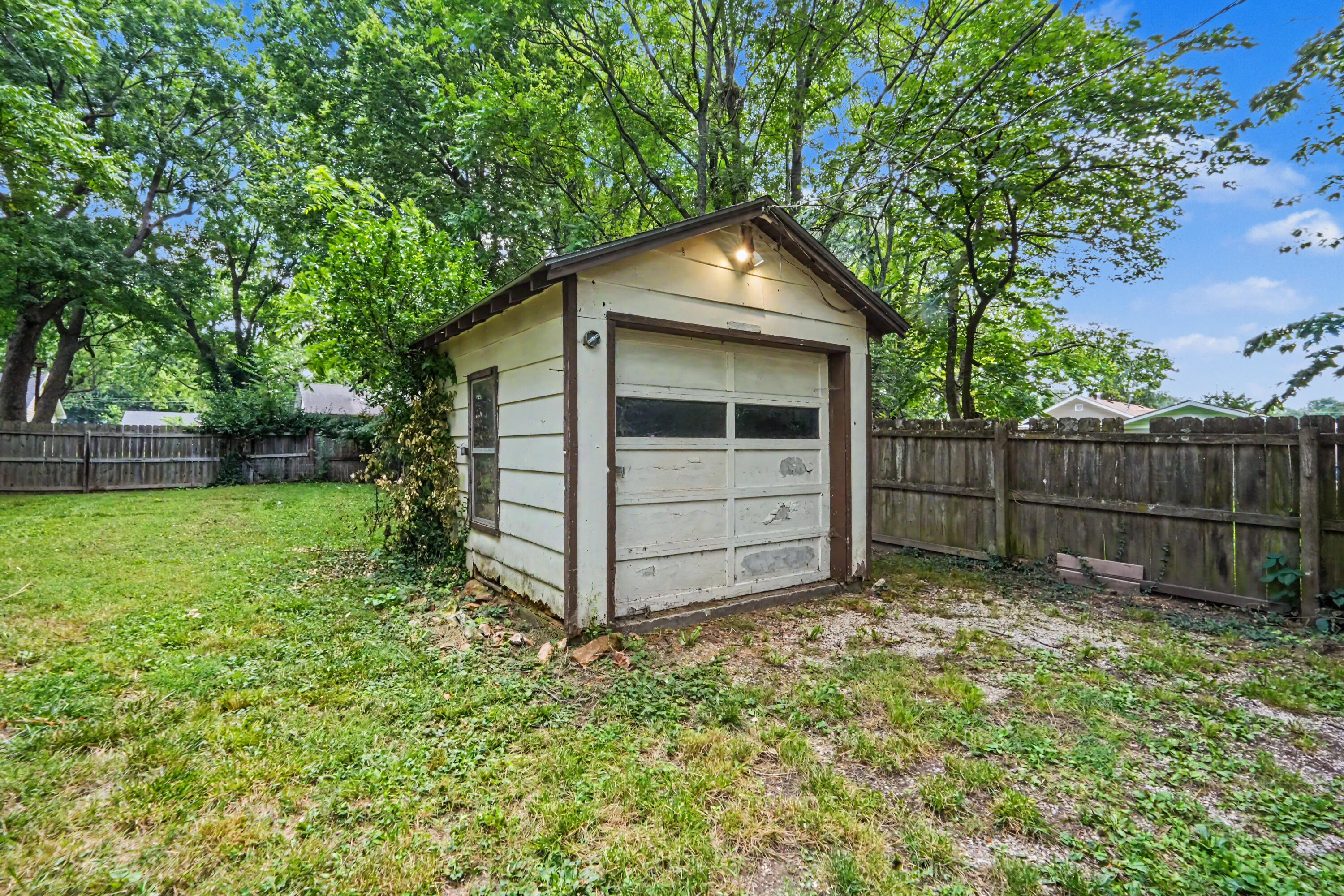2434 North Pickwick Avenue Property Photo 27