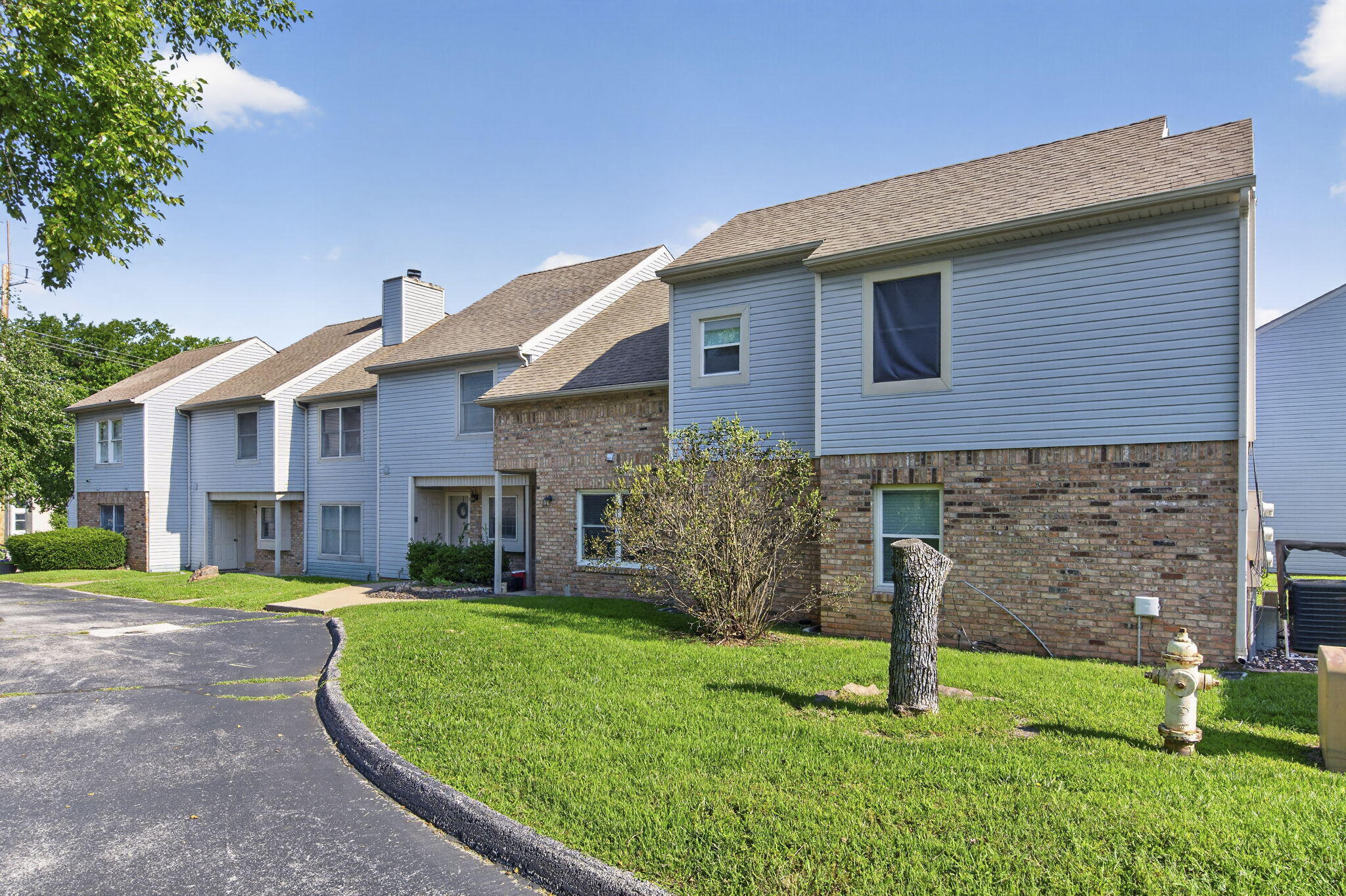 2700 South Ingram Mill Road Apt 9 Property Photo 2